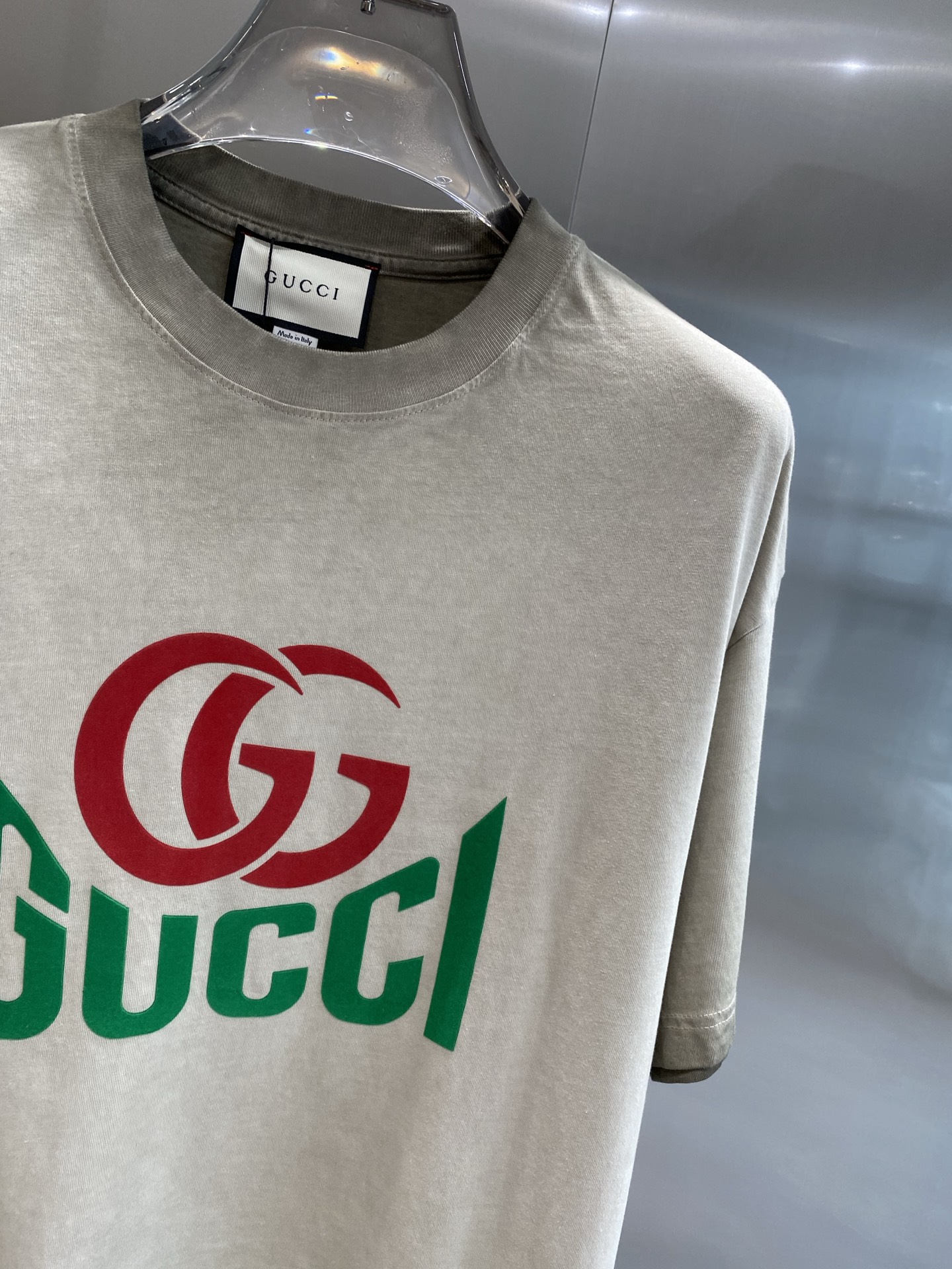 《𝙉𝙚𝙬🤍🖤 古家》
撞色Logo的潮流魅力 Gucci短袖也太吸睛啦！ 经典的双G标志以红色呈现，醒目