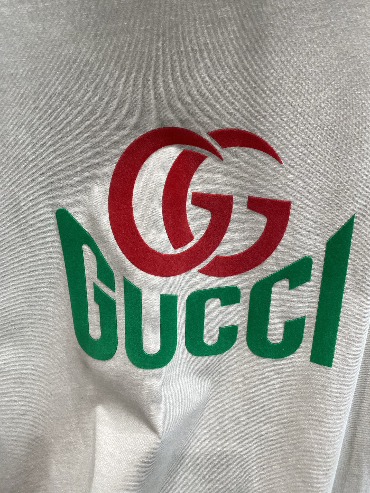 《𝙉𝙚𝙬🤍🖤 古家》
撞色Logo的潮流魅力 Gucci短袖也太吸睛啦！ 经典的双G标志以红色呈现，醒目