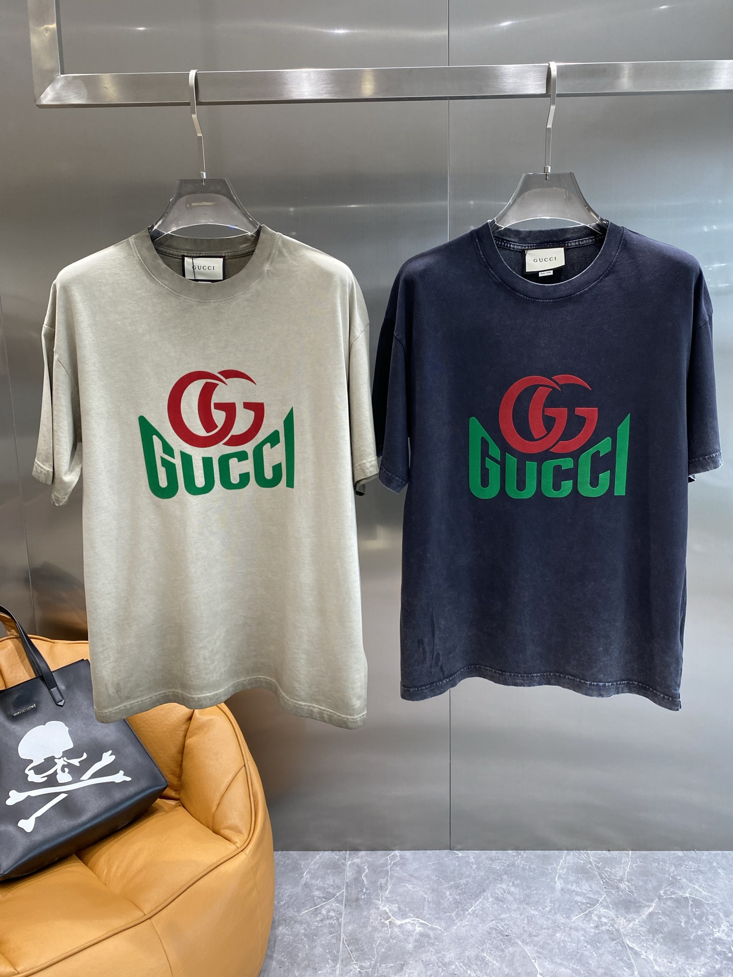 《𝙉𝙚𝙬🤍🖤 古家》
撞色Logo的潮流魅力 Gucci短袖也太吸睛啦！ 经典的双G标志以红色呈现，醒目