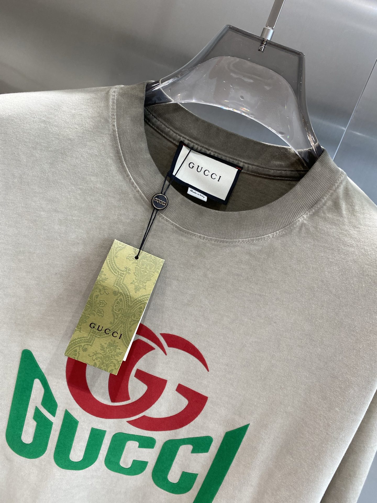 《𝙉𝙚𝙬🤍🖤 古家》
撞色Logo的潮流魅力 Gucci短袖也太吸睛啦！ 经典的双G标志以红色呈现，醒目