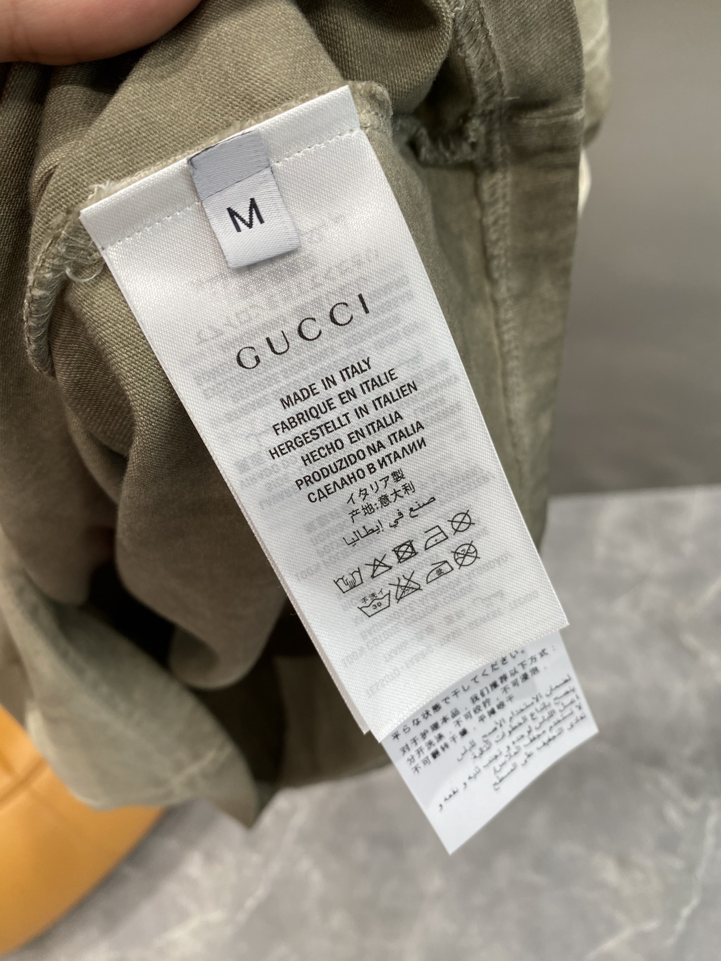 《𝙉𝙚𝙬🤍🖤 古家》
撞色Logo的潮流魅力 Gucci短袖也太吸睛啦！ 经典的双G标志以红色呈现，醒目