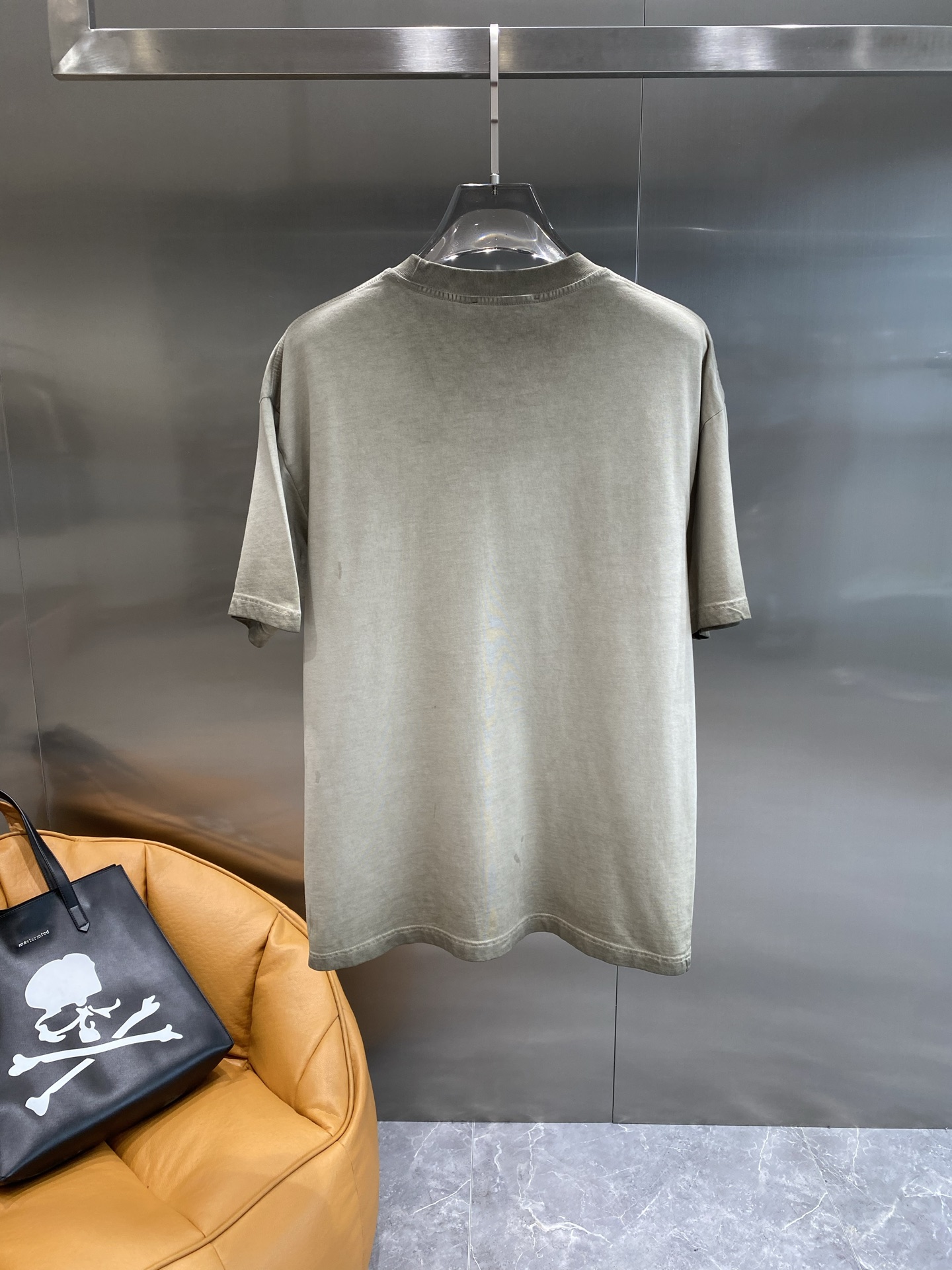 《𝙉𝙚𝙬🤍🖤 古家》
撞色Logo的潮流魅力 Gucci短袖也太吸睛啦！ 经典的双G标志以红色呈现，醒目
