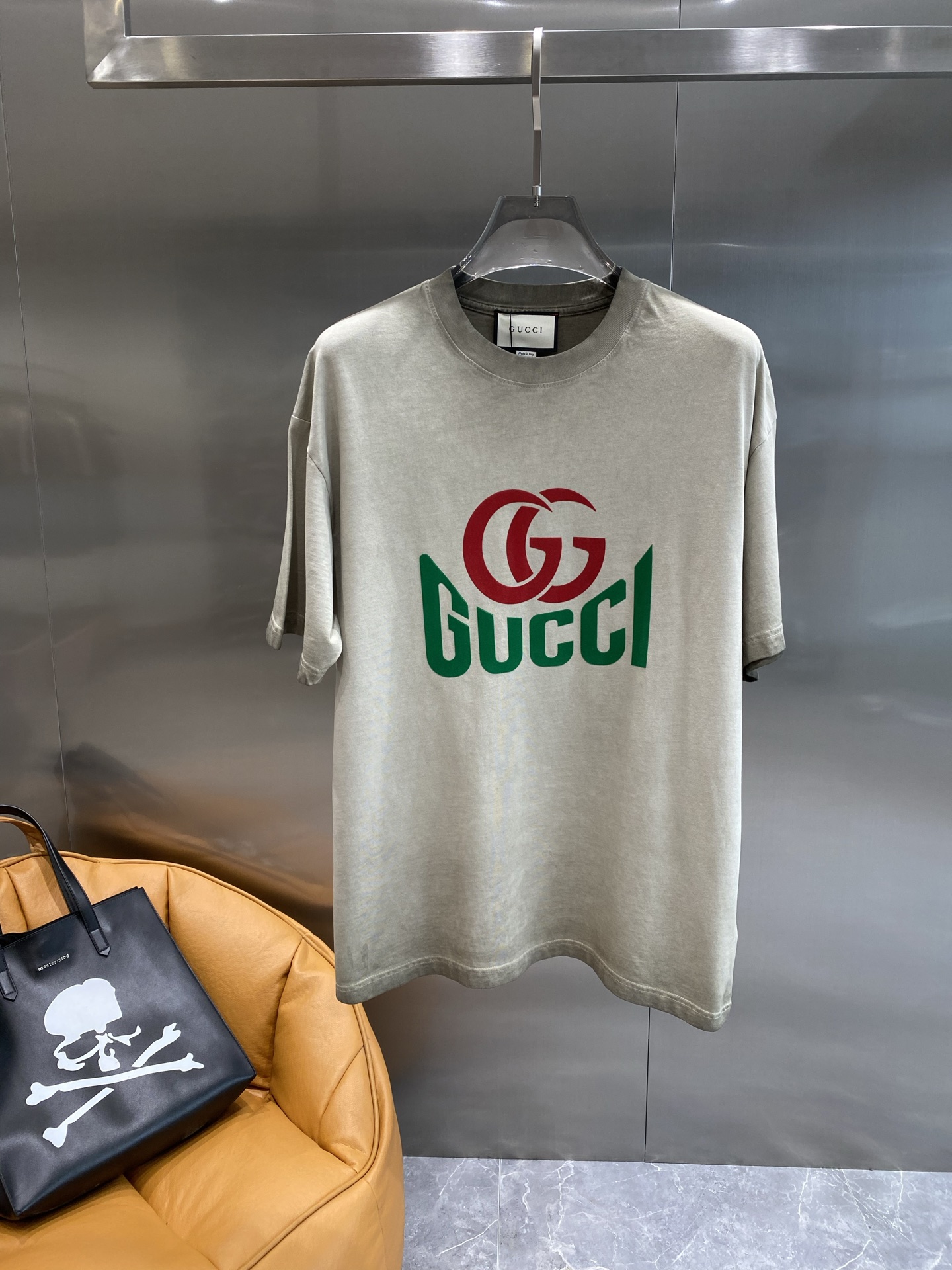 《𝙉𝙚𝙬🤍🖤 古家》
撞色Logo的潮流魅力 Gucci短袖也太吸睛啦！ 经典的双G标志以红色呈现，醒目