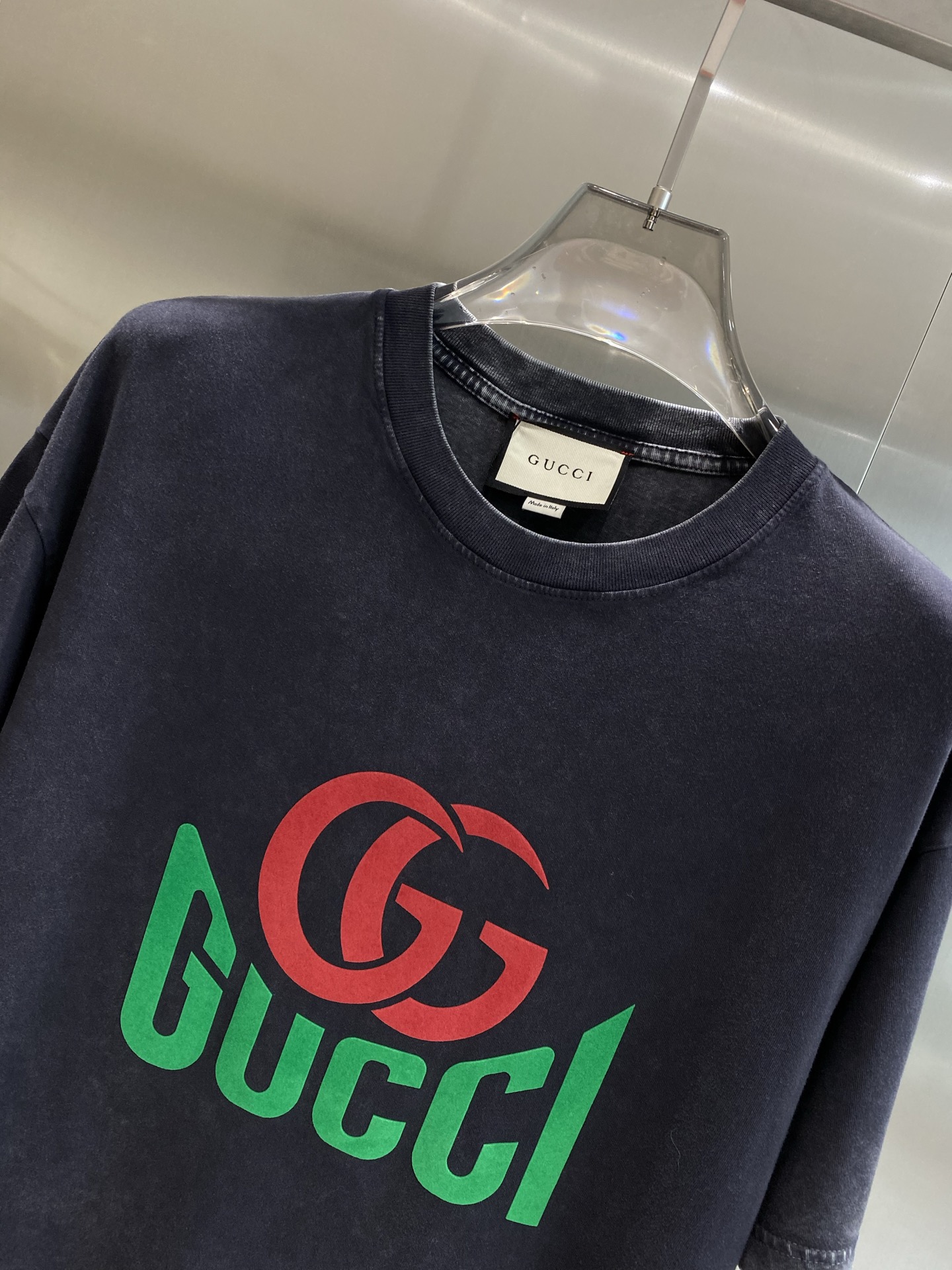 《𝙉𝙚𝙬🤍🖤 古家》
撞色Logo的潮流魅力 Gucci短袖也太吸睛啦！ 经典的双G标志以红色呈现，醒目
