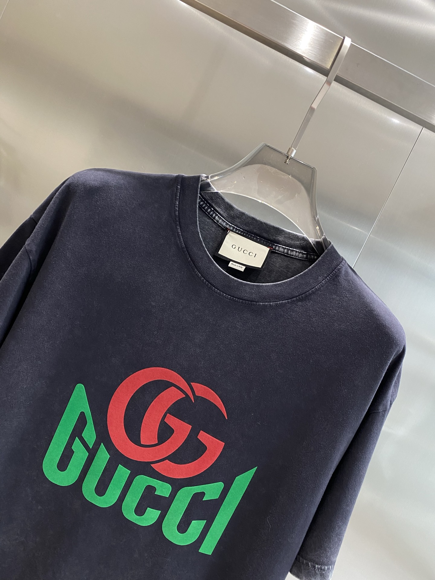 《𝙉𝙚𝙬🤍🖤 古家》
撞色Logo的潮流魅力 Gucci短袖也太吸睛啦！ 经典的双G标志以红色呈现，醒目