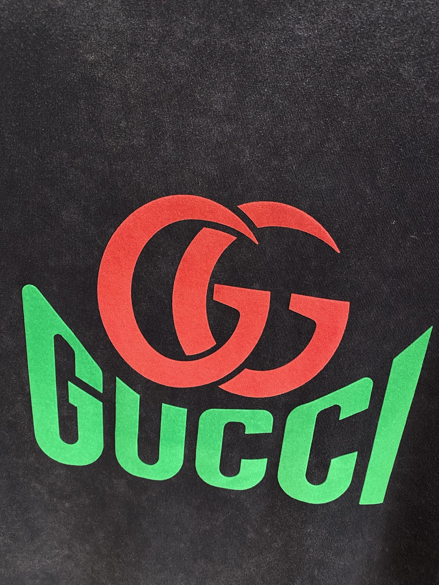 《𝙉𝙚𝙬🤍🖤 古家》
撞色Logo的潮流魅力 Gucci短袖也太吸睛啦！ 经典的双G标志以红色呈现，醒目