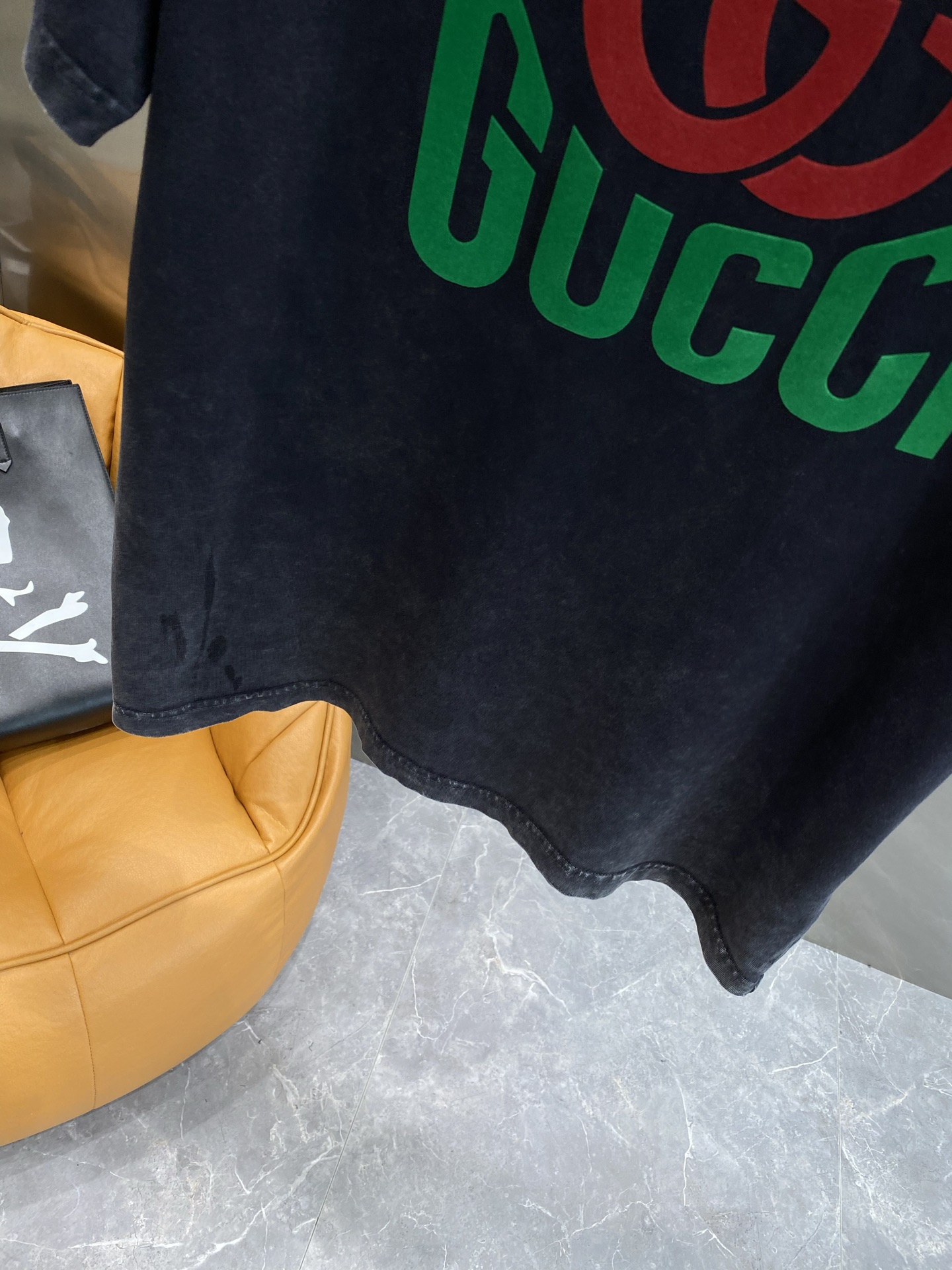 《𝙉𝙚𝙬🤍🖤 古家》
撞色Logo的潮流魅力 Gucci短袖也太吸睛啦！ 经典的双G标志以红色呈现，醒目
