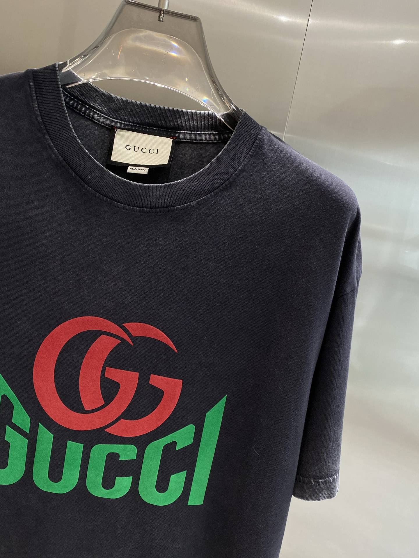 《𝙉𝙚𝙬🤍🖤 古家》
撞色Logo的潮流魅力 Gucci短袖也太吸睛啦！ 经典的双G标志以红色呈现，醒目
