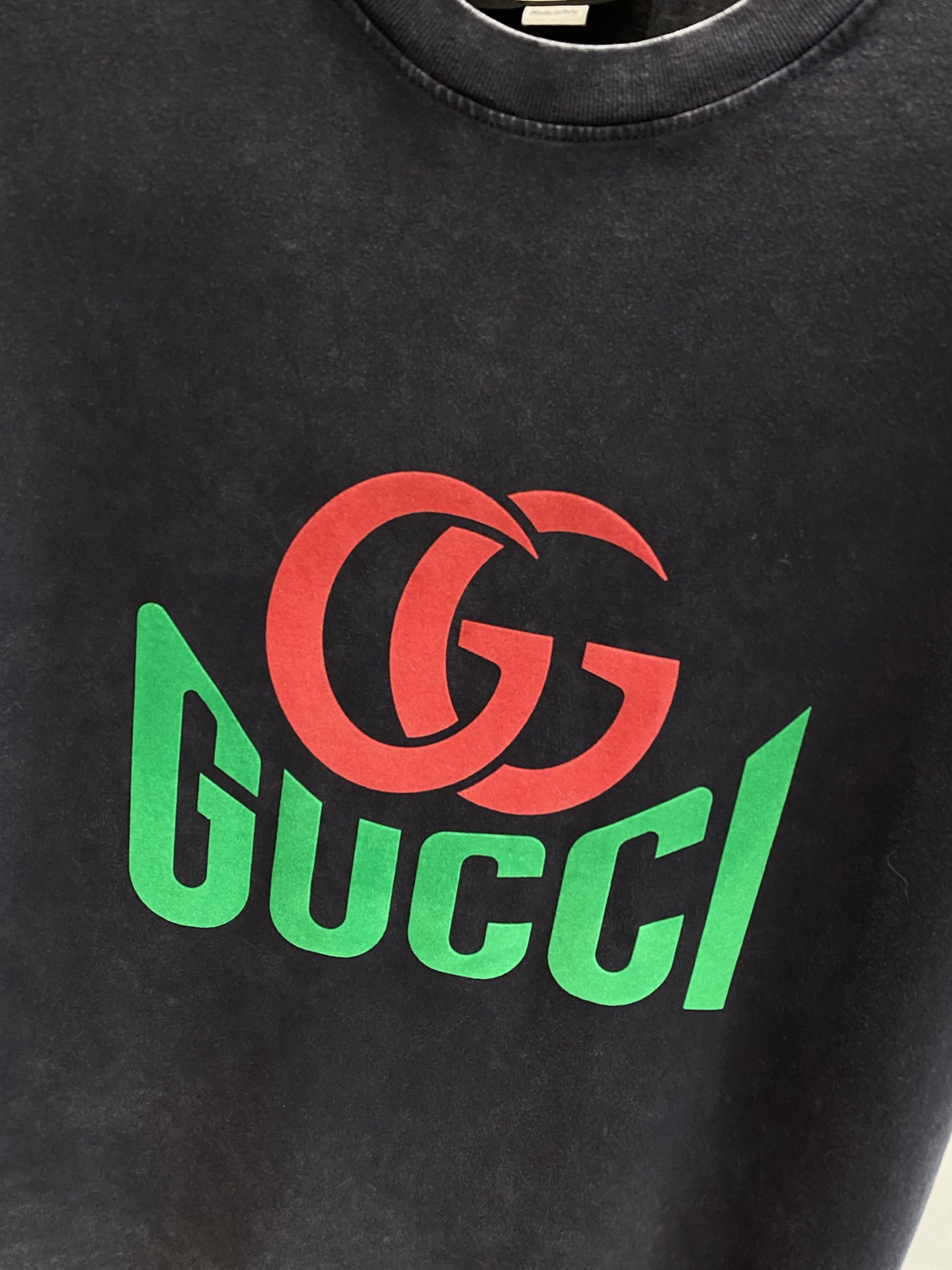《𝙉𝙚𝙬🤍🖤 古家》
撞色Logo的潮流魅力 Gucci短袖也太吸睛啦！ 经典的双G标志以红色呈现，醒目