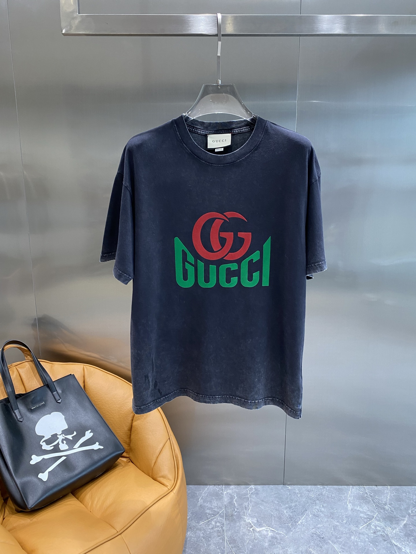 《𝙉𝙚𝙬🤍🖤 古家》
撞色Logo的潮流魅力 Gucci短袖也太吸睛啦！ 经典的双G标志以红色呈现，醒目