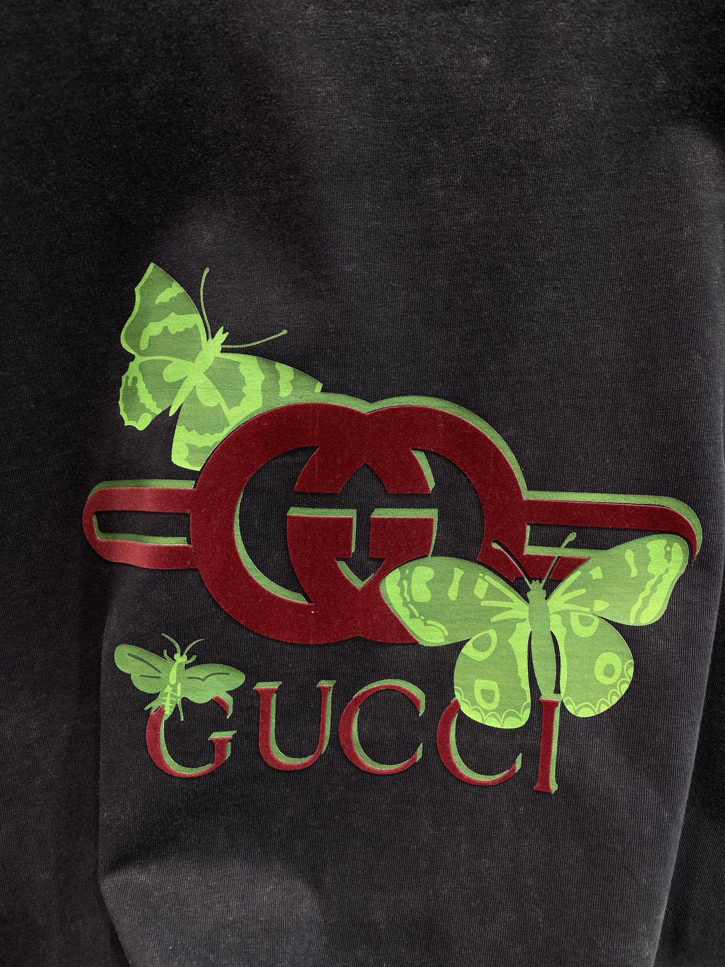 《𝙉𝙚𝙬🤍🖤 古家》
Gucci T恤，灵动蝶影与经典Logo的邂逅 简约又高级。
标志性的双G log