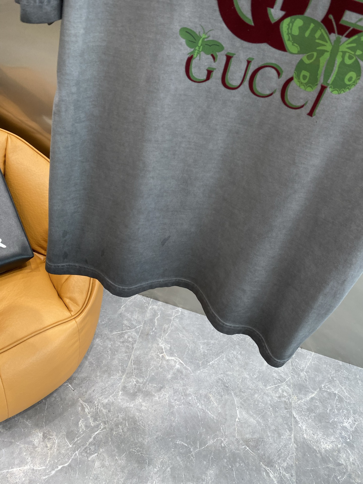 《𝙉𝙚𝙬🤍🖤 古家》
Gucci T恤，灵动蝶影与经典Logo的邂逅 简约又高级。
标志性的双G log