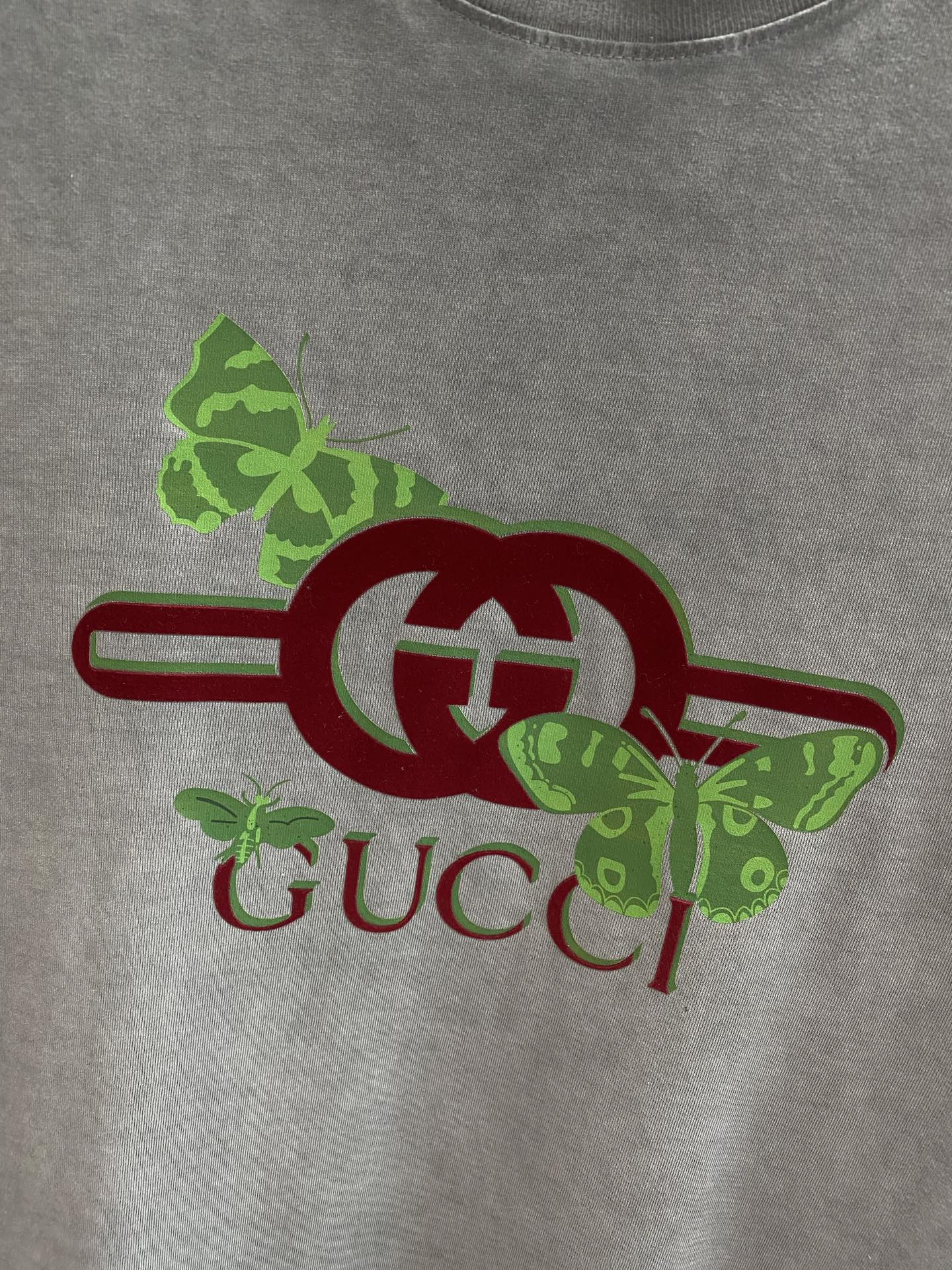 《𝙉𝙚𝙬🤍🖤 古家》
Gucci T恤，灵动蝶影与经典Logo的邂逅 简约又高级。
标志性的双G log