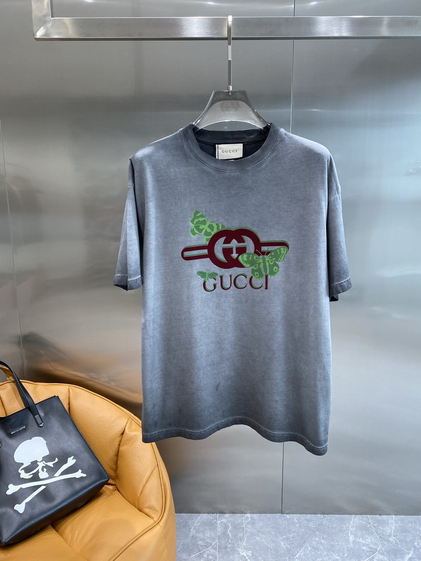 《𝙉𝙚𝙬🤍🖤 古家》
Gucci T恤，灵动蝶影与经典Logo的邂逅 简约又高级。
标志性的双G log