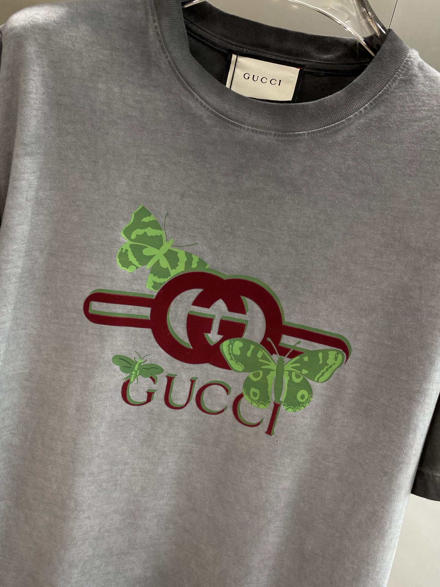 《𝙉𝙚𝙬🤍🖤 古家》
Gucci T恤，灵动蝶影与经典Logo的邂逅 简约又高级。
标志性的双G log
