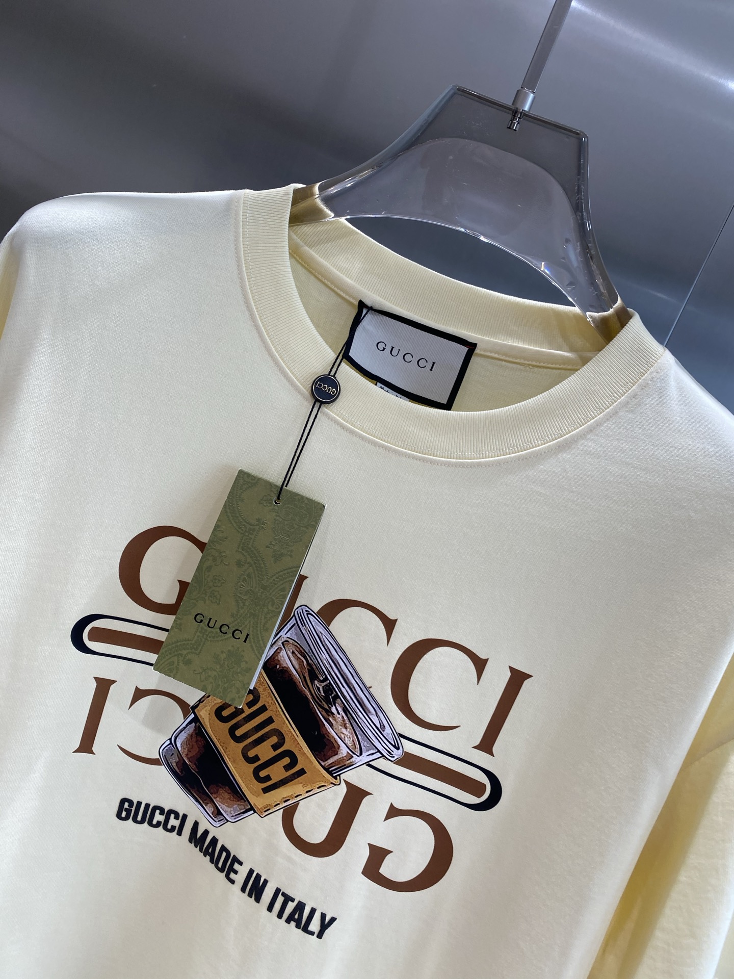 《𝙉𝙚𝙬🤍🖤古家》
Gucci T恤 时尚与趣味的完美融合 它们都印有标志性的双G图案和“GUCCI”字