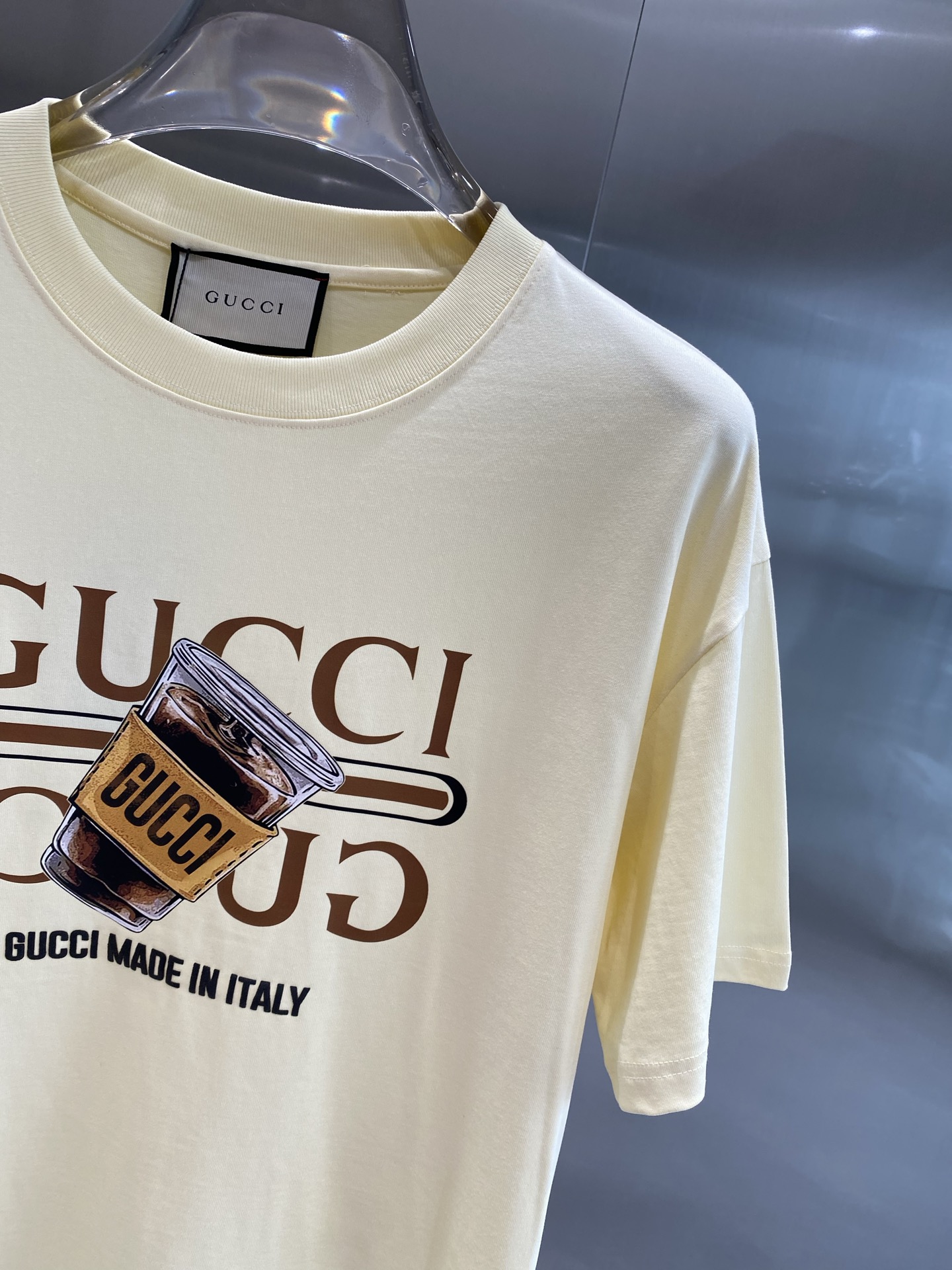 《𝙉𝙚𝙬🤍🖤古家》
Gucci T恤 时尚与趣味的完美融合 它们都印有标志性的双G图案和“GUCCI”字