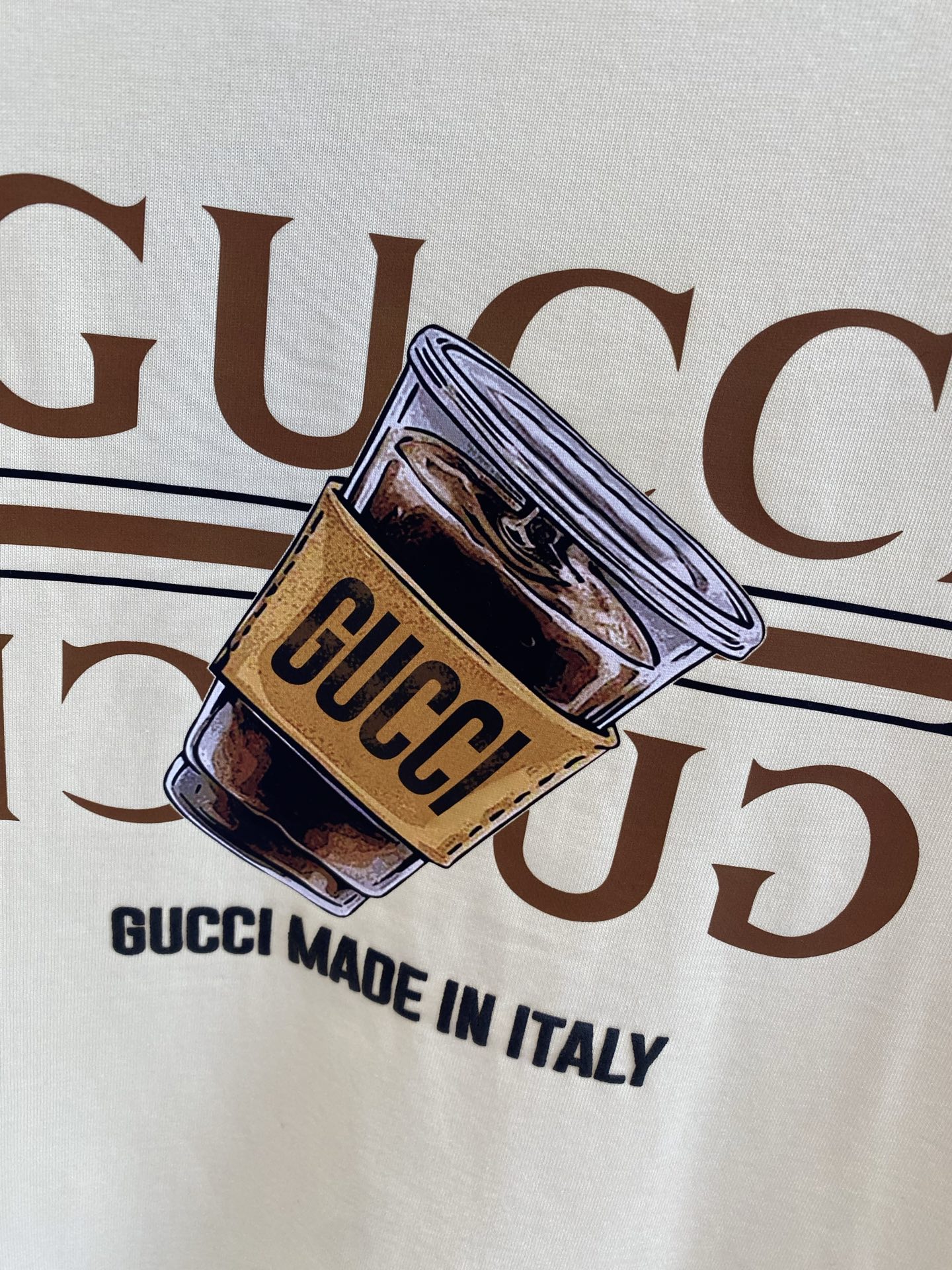 《𝙉𝙚𝙬🤍🖤古家》
Gucci T恤 时尚与趣味的完美融合 它们都印有标志性的双G图案和“GUCCI”字