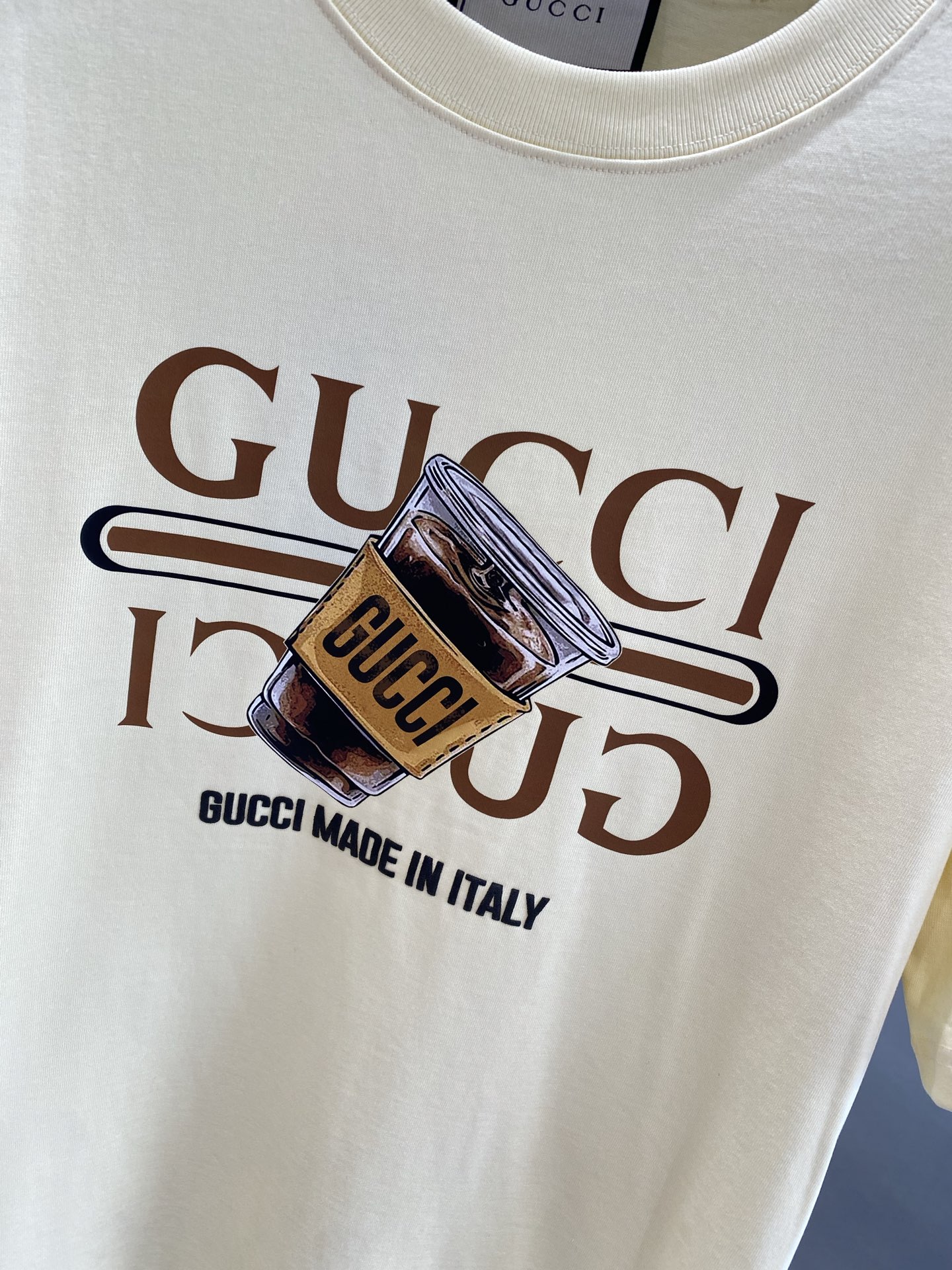 《𝙉𝙚𝙬🤍🖤古家》
Gucci T恤 时尚与趣味的完美融合 它们都印有标志性的双G图案和“GUCCI”字
