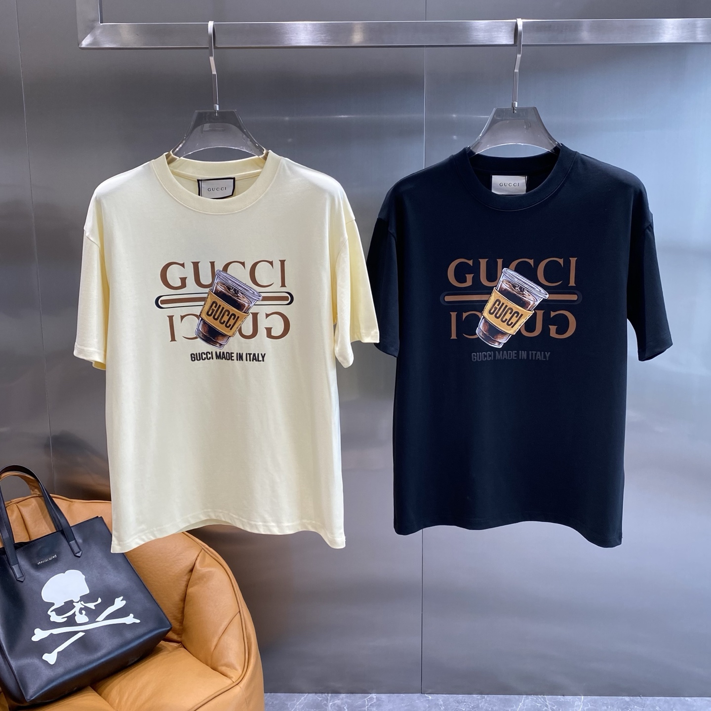 《𝙉𝙚𝙬🤍🖤古家》
Gucci T恤 时尚与趣味的完美融合 它们都印有标志性的双G图案和“GUCCI”字