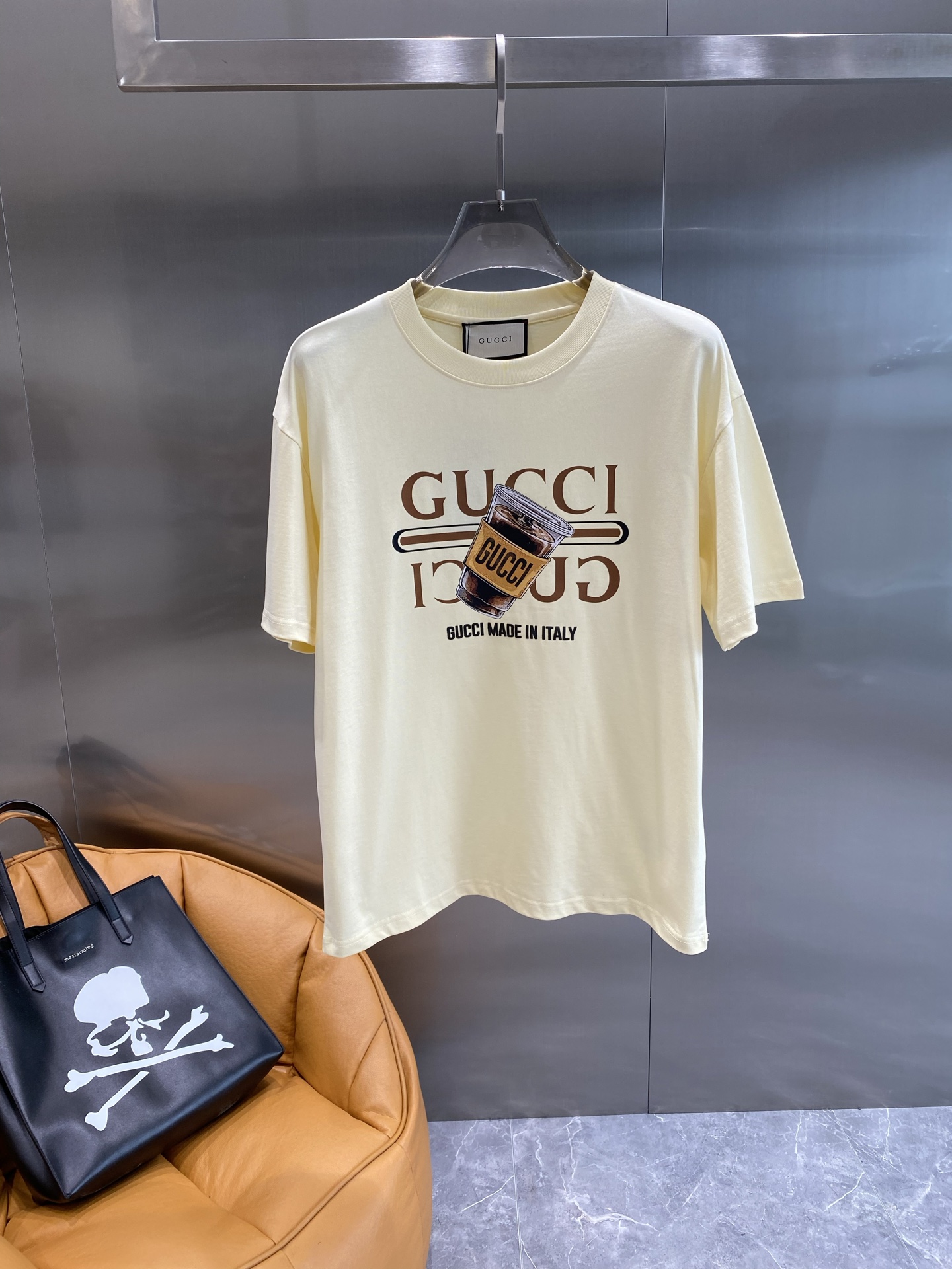 《𝙉𝙚𝙬🤍🖤古家》
Gucci T恤 时尚与趣味的完美融合 它们都印有标志性的双G图案和“GUCCI”字