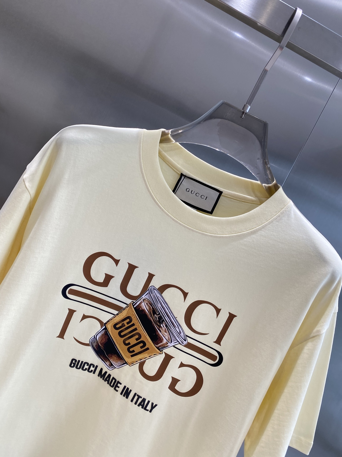 《𝙉𝙚𝙬🤍🖤古家》
Gucci T恤 时尚与趣味的完美融合 它们都印有标志性的双G图案和“GUCCI”字