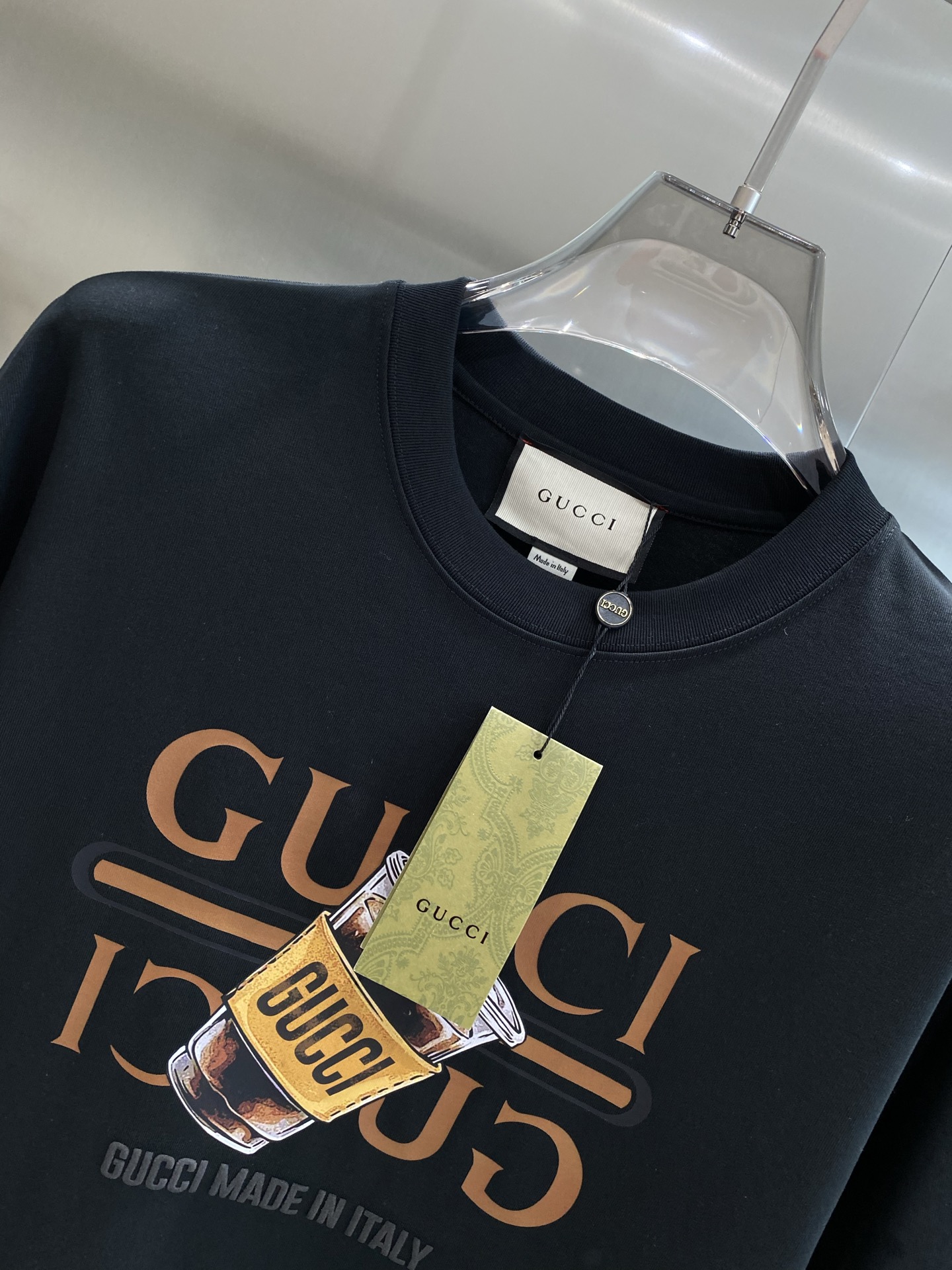 《𝙉𝙚𝙬🤍🖤古家》
Gucci T恤 时尚与趣味的完美融合 它们都印有标志性的双G图案和“GUCCI”字
