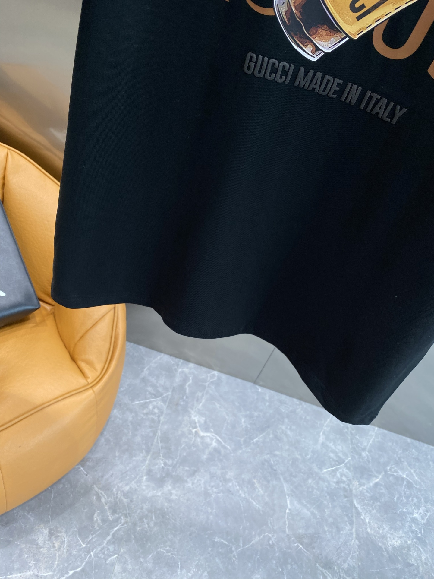 《𝙉𝙚𝙬🤍🖤古家》
Gucci T恤 时尚与趣味的完美融合 它们都印有标志性的双G图案和“GUCCI”字