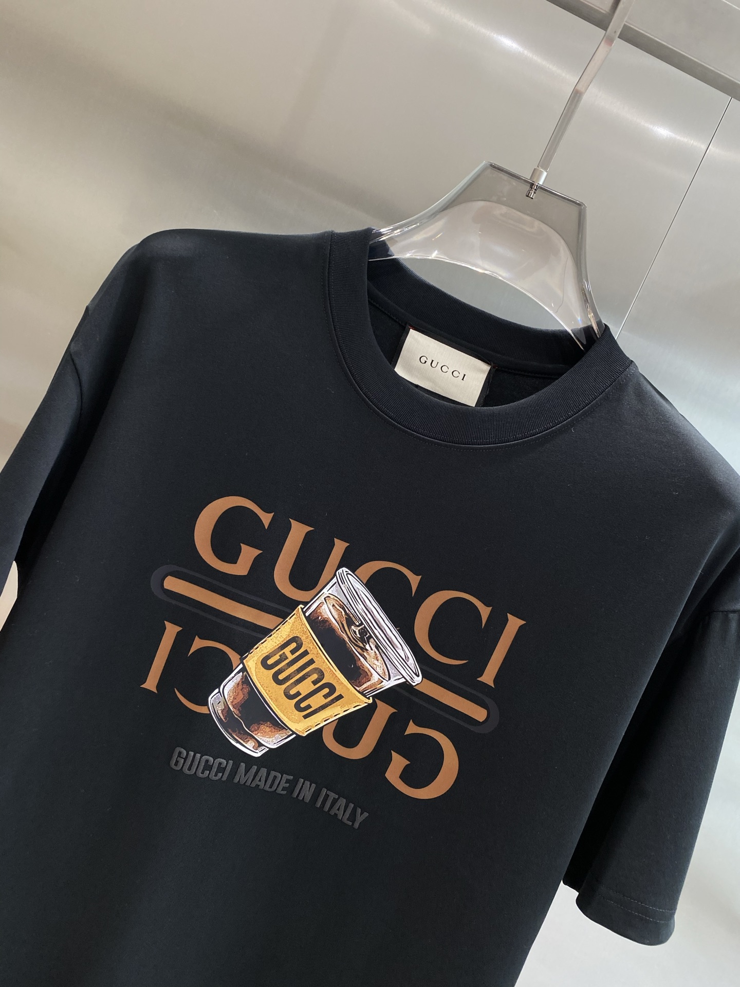 《𝙉𝙚𝙬🤍🖤古家》
Gucci T恤 时尚与趣味的完美融合 它们都印有标志性的双G图案和“GUCCI”字