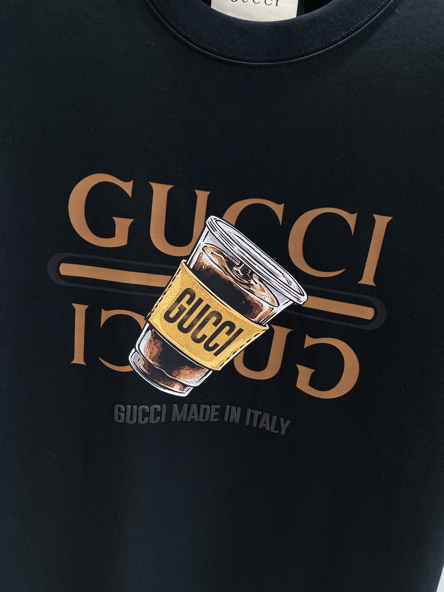 《𝙉𝙚𝙬🤍🖤古家》
Gucci T恤 时尚与趣味的完美融合 它们都印有标志性的双G图案和“GUCCI”字