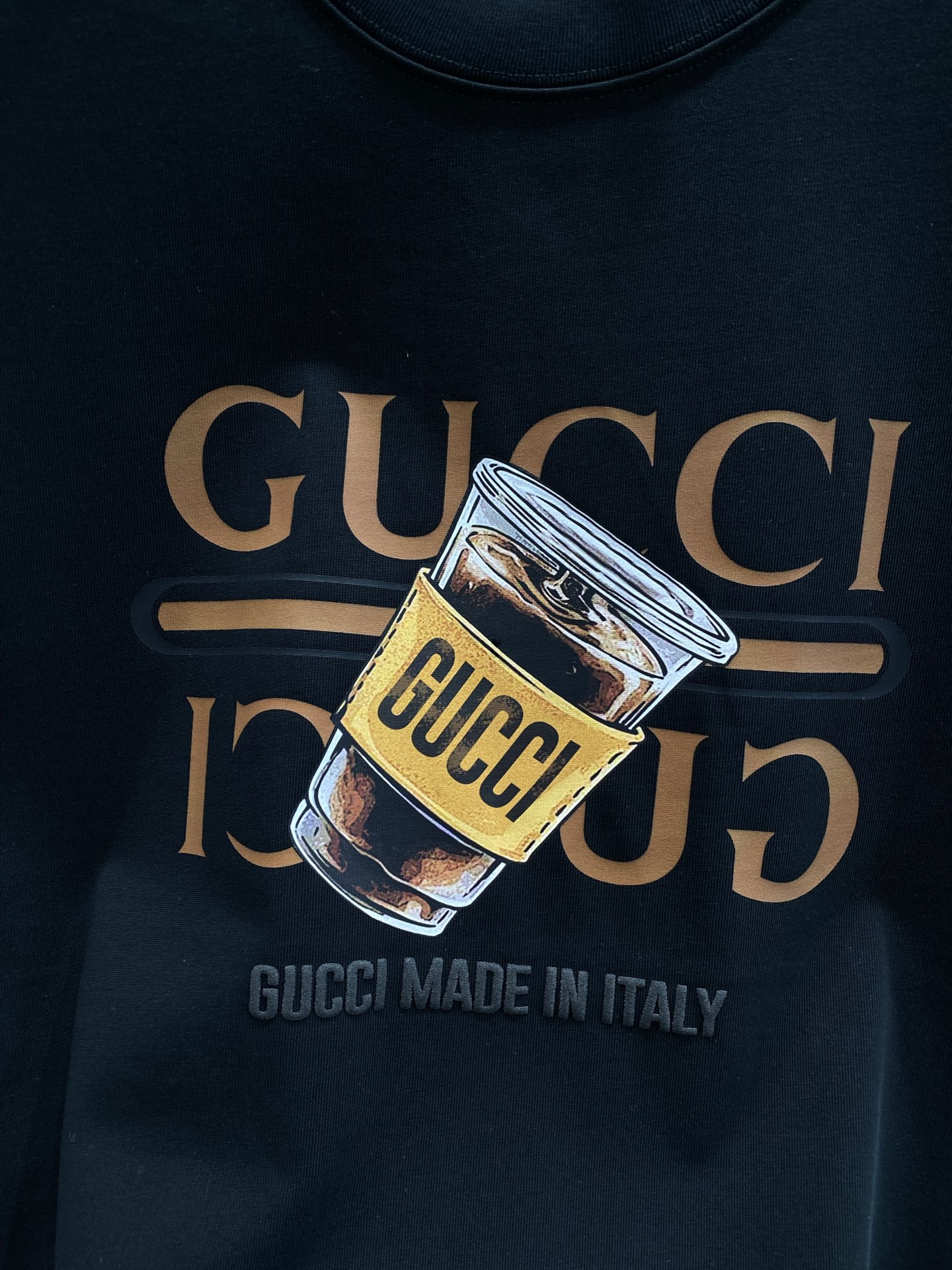 《𝙉𝙚𝙬🤍🖤古家》
Gucci T恤 时尚与趣味的完美融合 它们都印有标志性的双G图案和“GUCCI”字