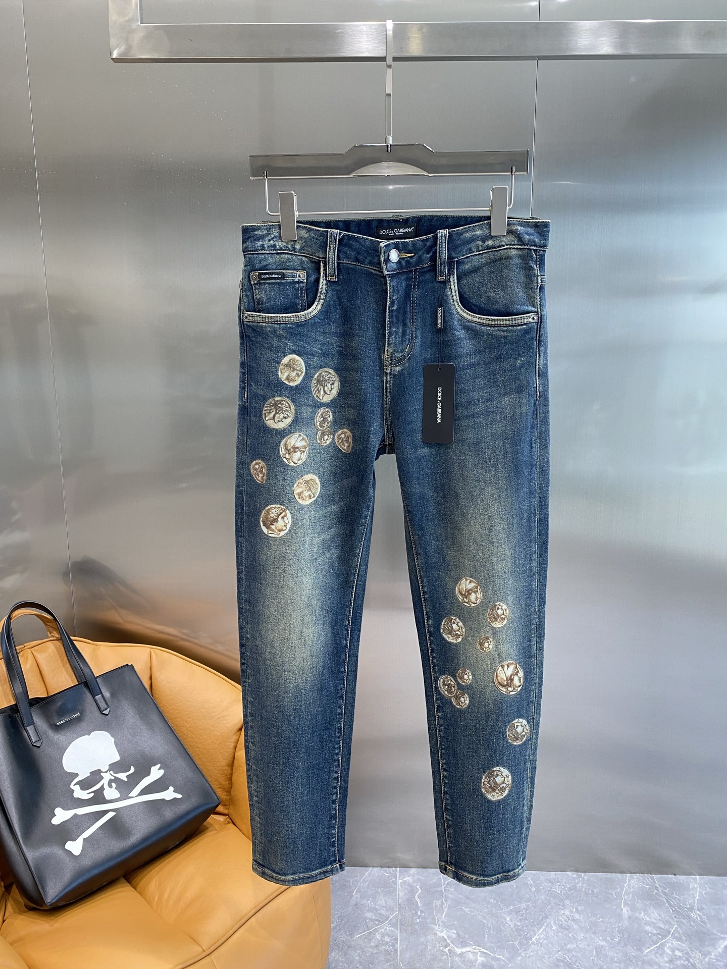 《𝙉𝙚𝙬🤍🖤 DG家》
Dolce&Gabbana牛仔裤，复古与奢华的绝妙合奏 经典牛仔蓝，泛着复古的光