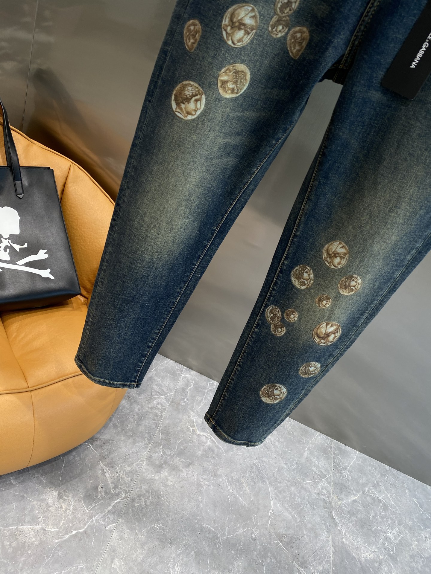 《𝙉𝙚𝙬🤍🖤 DG家》
Dolce&Gabbana牛仔裤，复古与奢华的绝妙合奏 经典牛仔蓝，泛着复古的光
