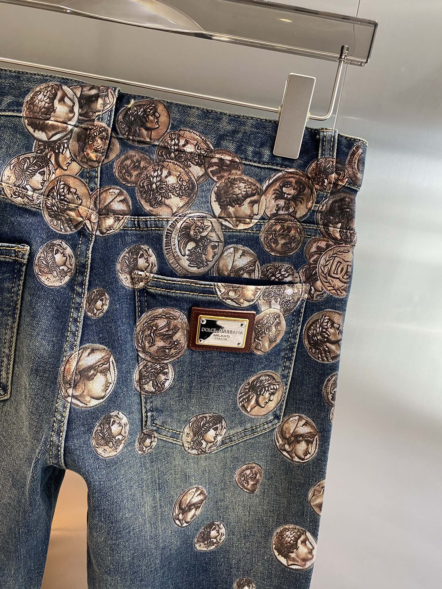 《𝙉𝙚𝙬🤍🖤 DG家》
Dolce&Gabbana牛仔裤，复古与奢华的绝妙合奏 经典牛仔蓝，泛着复古的光