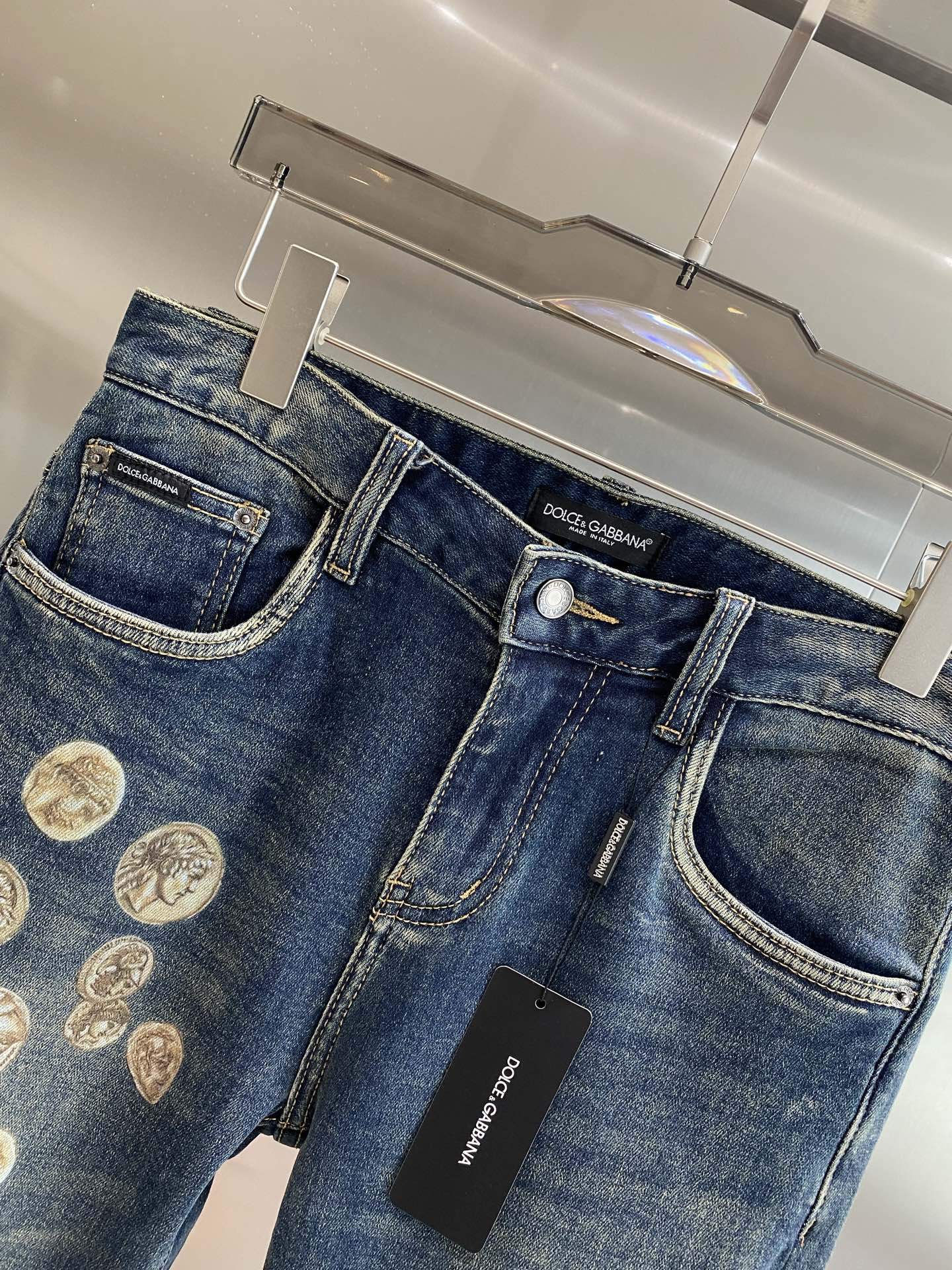 《𝙉𝙚𝙬🤍🖤 DG家》
Dolce&Gabbana牛仔裤，复古与奢华的绝妙合奏 经典牛仔蓝，泛着复古的光