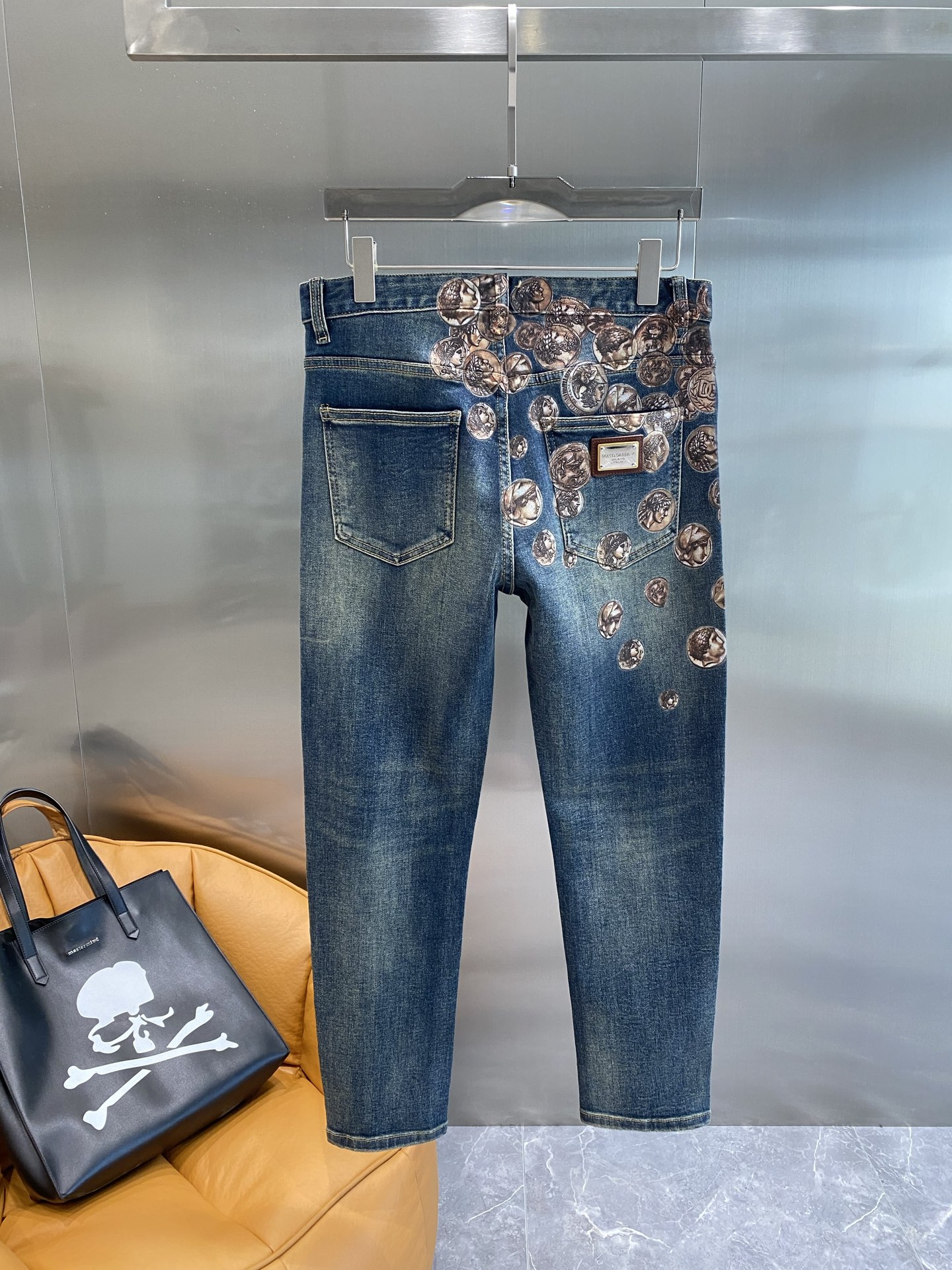 《𝙉𝙚𝙬🤍🖤 DG家》
Dolce&Gabbana牛仔裤，复古与奢华的绝妙合奏 经典牛仔蓝，泛着复古的光