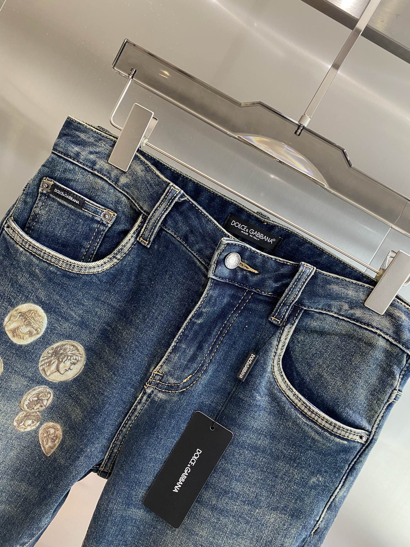 《𝙉𝙚𝙬🤍🖤 DG家》
Dolce&Gabbana牛仔裤，复古与奢华的绝妙合奏 经典牛仔蓝，泛着复古的光