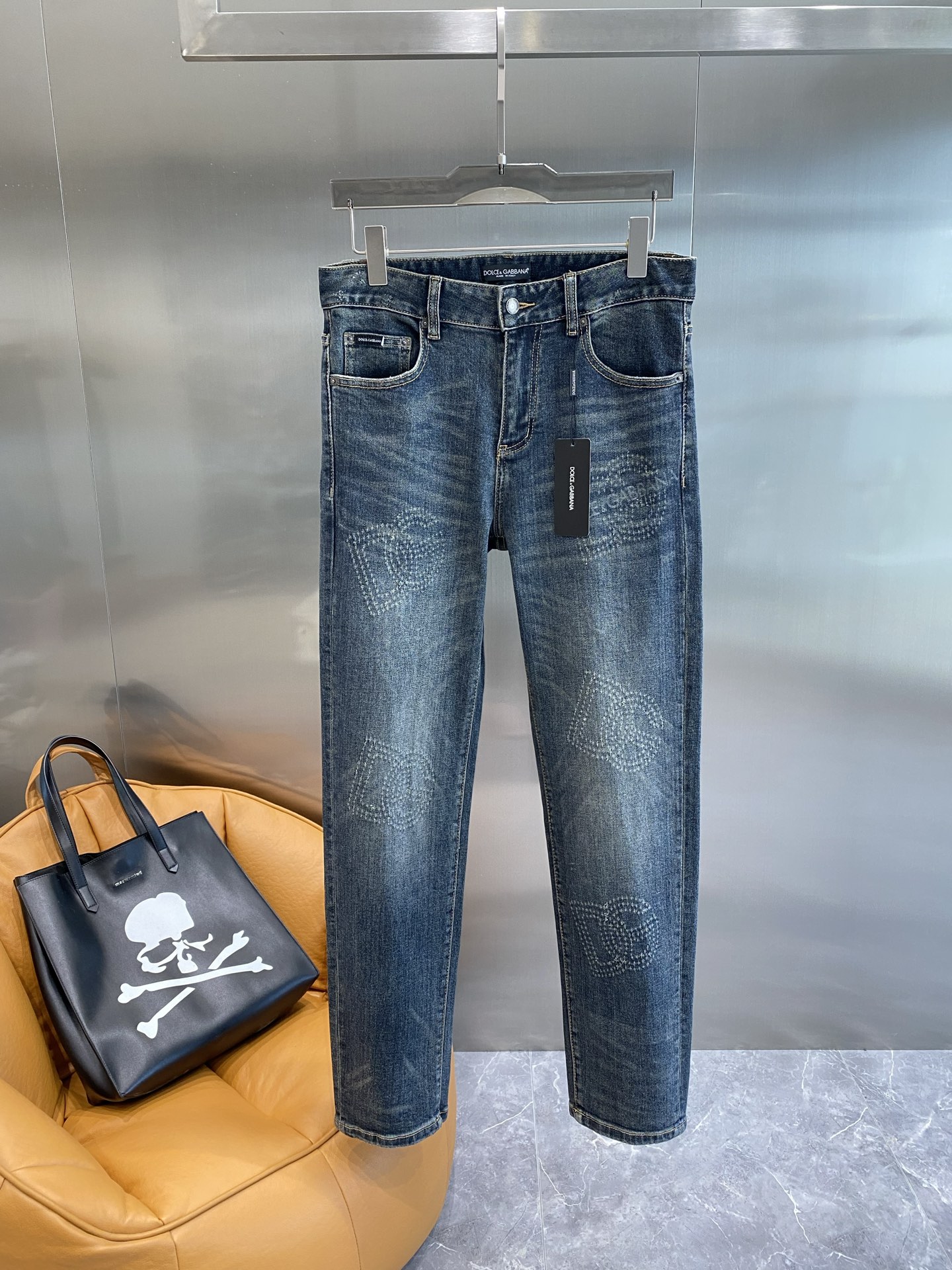 《𝙉𝙚𝙬🤍🖤DG家》
Dolce&Gabbana牛仔裤，复古风里的精致腔调
经典牛仔蓝，带着复古韵味，自
