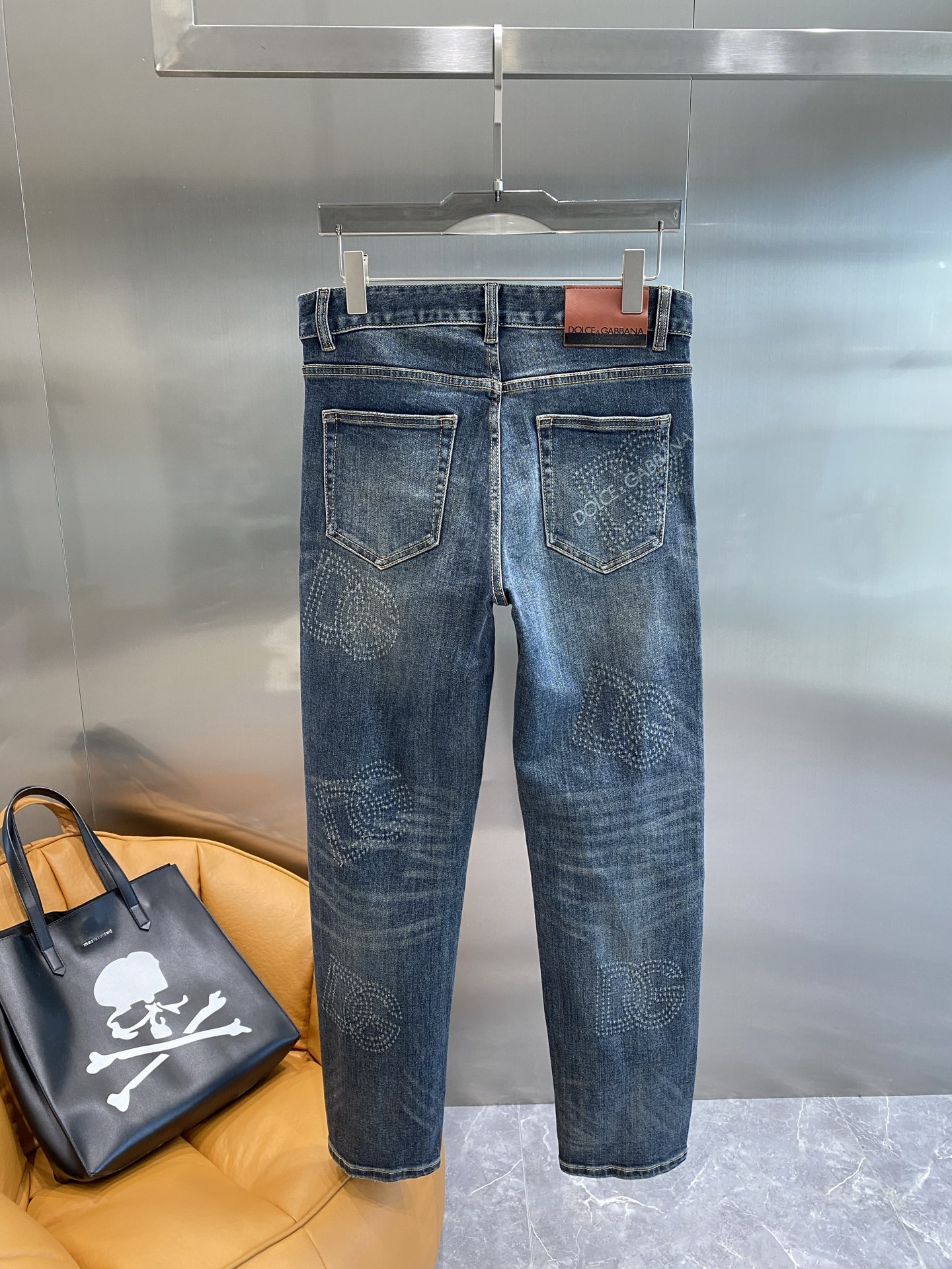 《𝙉𝙚𝙬🤍🖤DG家》
Dolce&Gabbana牛仔裤，复古风里的精致腔调
经典牛仔蓝，带着复古韵味，自