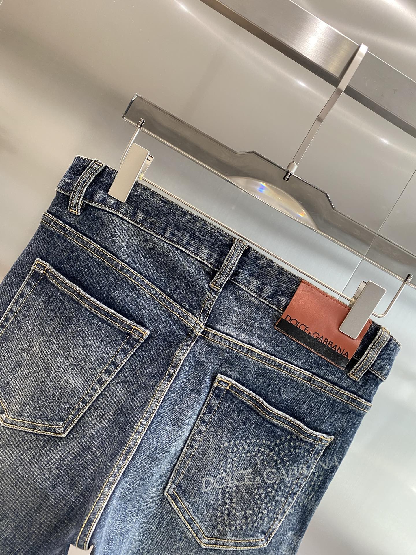 《𝙉𝙚𝙬🤍🖤DG家》
Dolce&Gabbana牛仔裤，复古风里的精致腔调
经典牛仔蓝，带着复古韵味，自