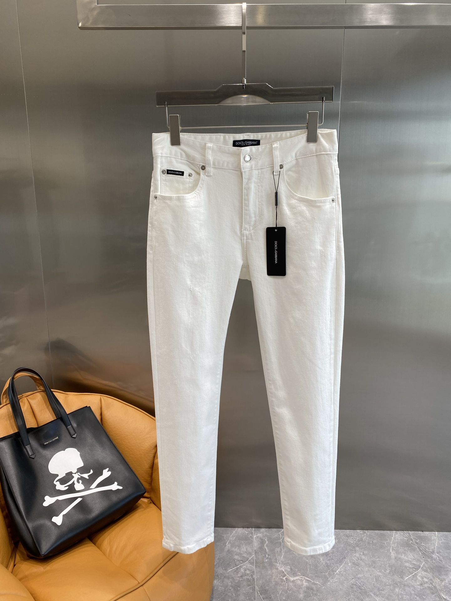 《𝙉𝙚𝙬🤍🖤 DG家》
Dolce&Gabbana白牛仔，简约里的奢华格调
纯净的白色，干净又清爽，尽显