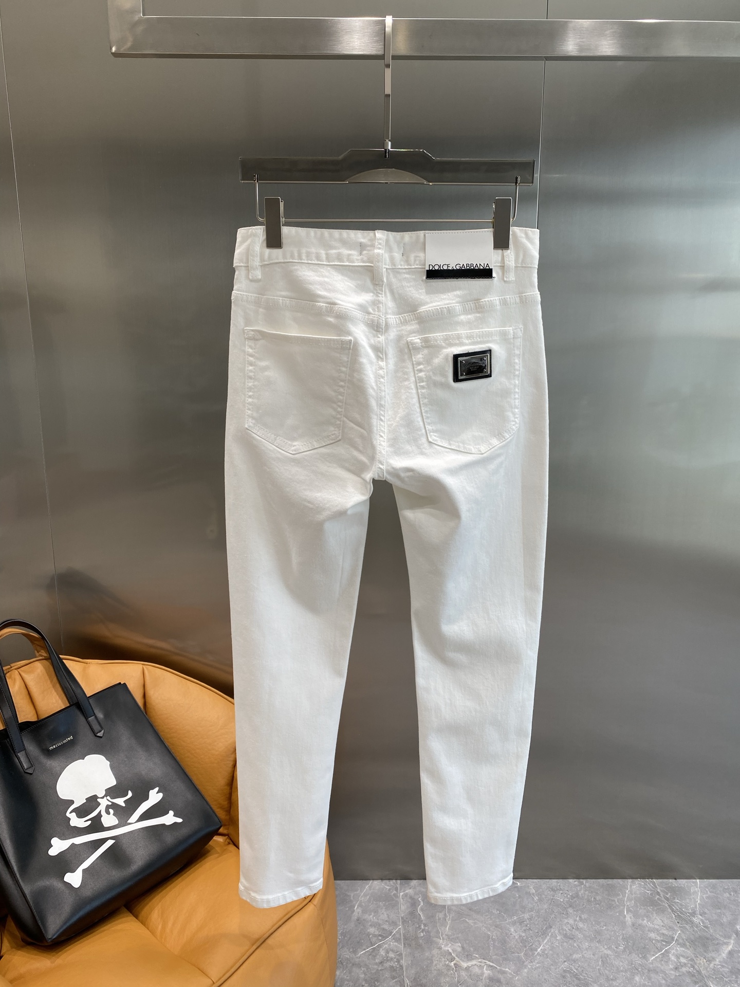《𝙉𝙚𝙬🤍🖤 DG家》
Dolce&Gabbana白牛仔，简约里的奢华格调
纯净的白色，干净又清爽，尽显