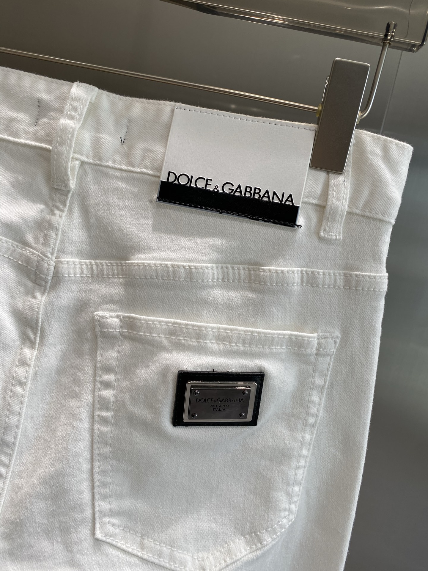 《𝙉𝙚𝙬🤍🖤 DG家》
Dolce&Gabbana白牛仔，简约里的奢华格调
纯净的白色，干净又清爽，尽显