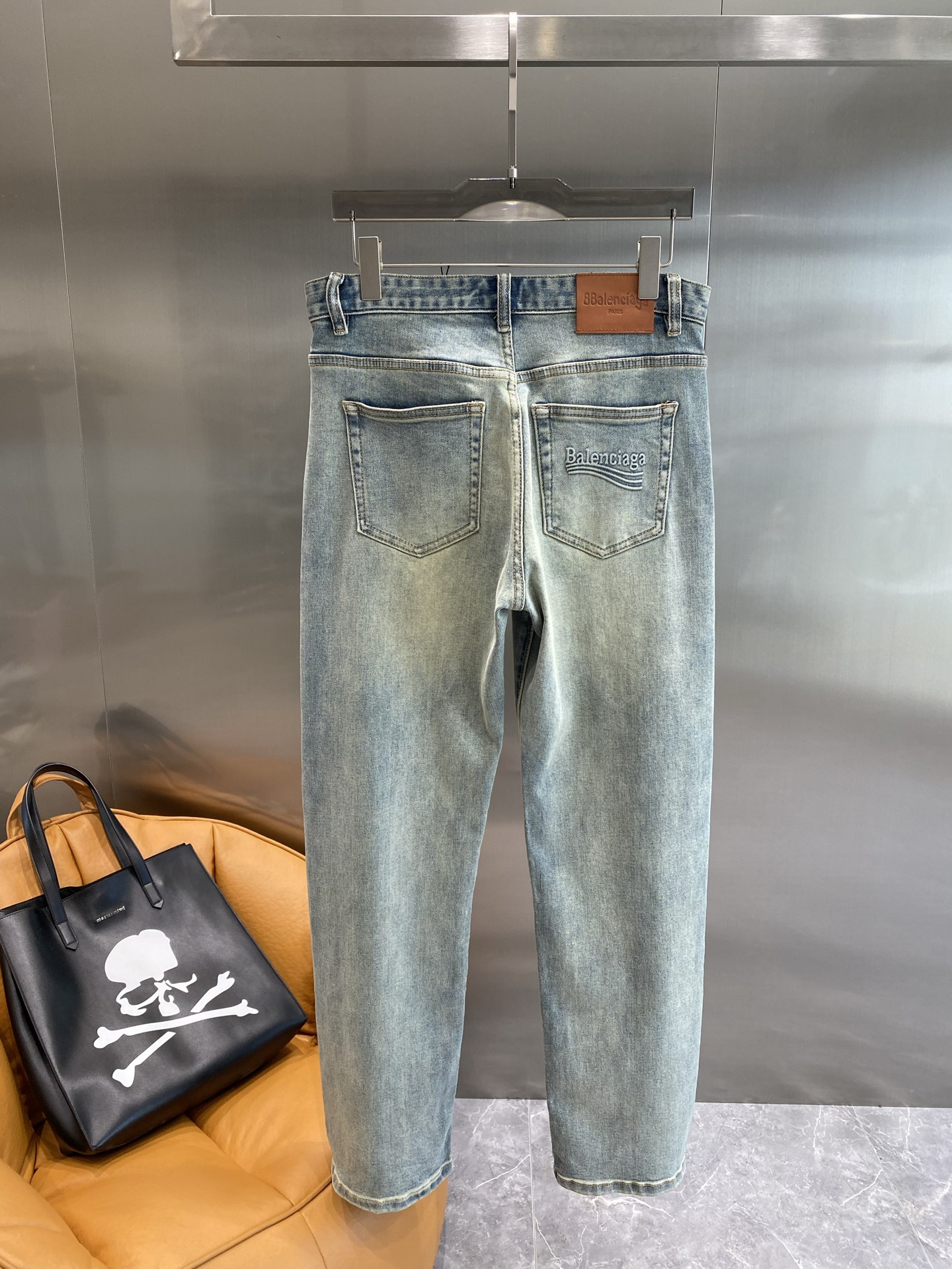 《𝙉𝙚𝙬🤍🖤 巴黎家》
Balenciaga牛仔裤，复古丹宁的潮流新解
清新的浅蓝色调，带着自然的磨白与