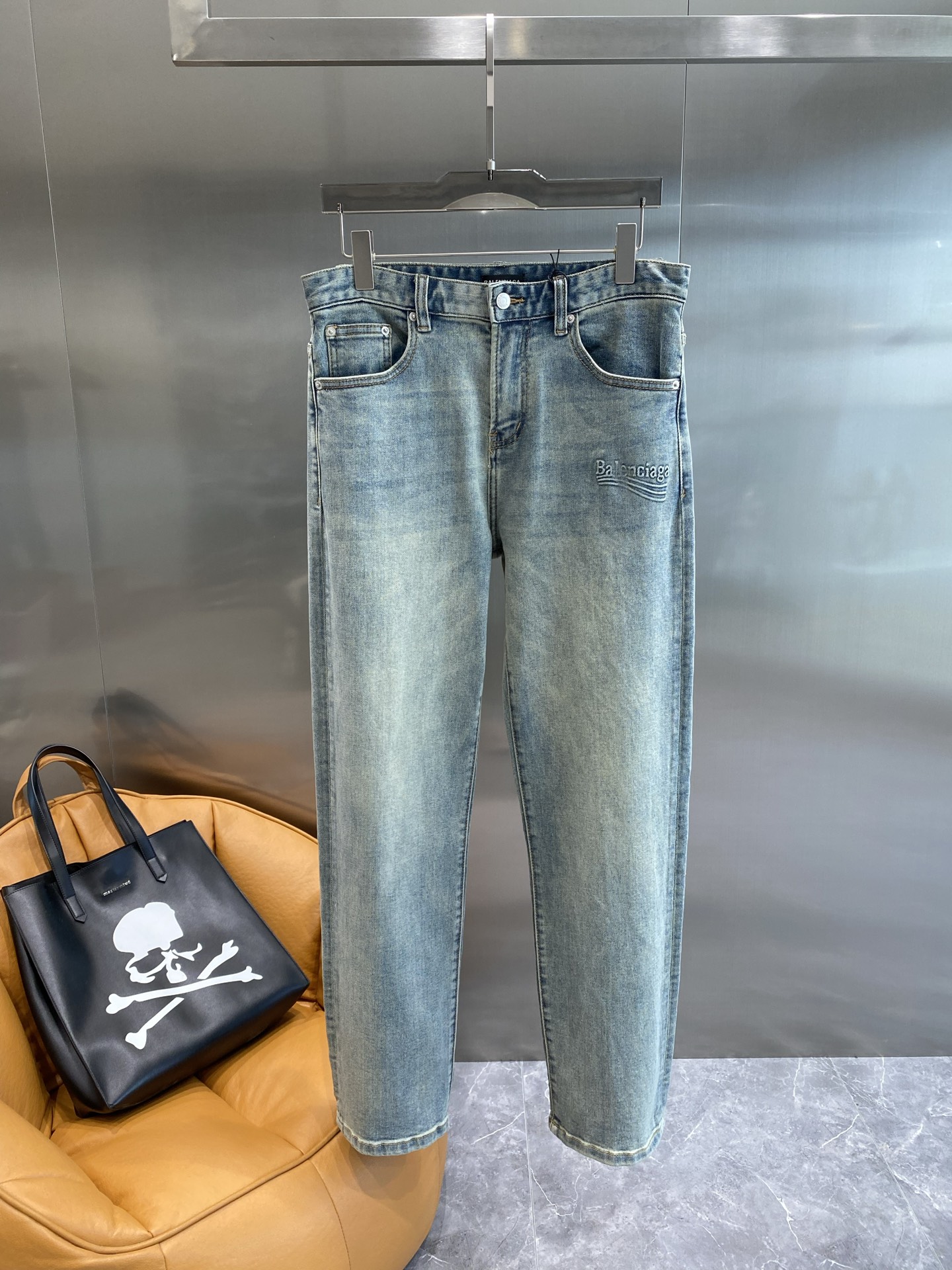 《𝙉𝙚𝙬🤍🖤 巴黎家》
Balenciaga牛仔裤，复古丹宁的潮流新解
清新的浅蓝色调，带着自然的磨白与