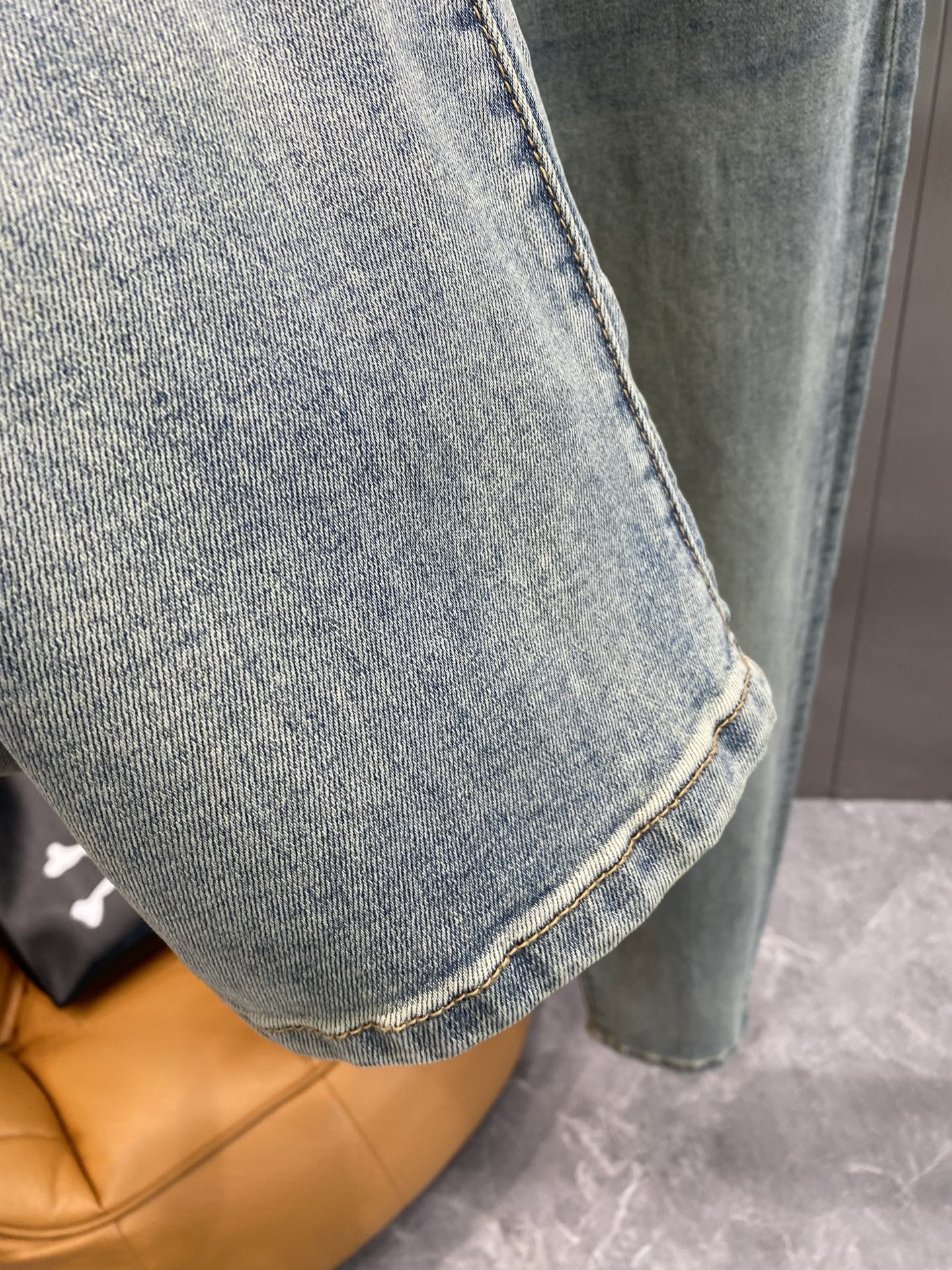 《𝙉𝙚𝙬🤍🖤 巴黎家》
Balenciaga牛仔裤，复古丹宁的潮流新解
清新的浅蓝色调，带着自然的磨白与
