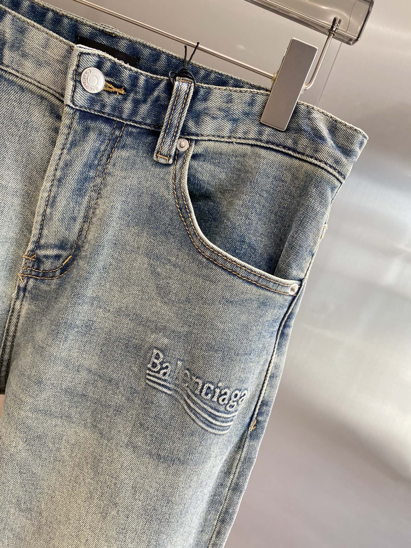 《𝙉𝙚𝙬🤍🖤 巴黎家》
Balenciaga牛仔裤，复古丹宁的潮流新解
清新的浅蓝色调，带着自然的磨白与