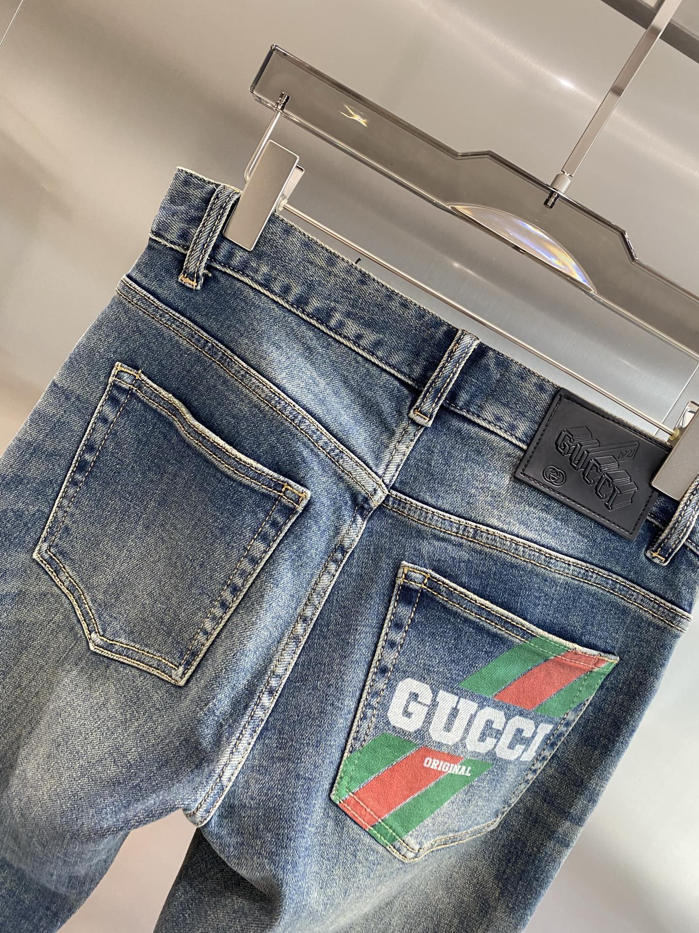 《𝙉𝙚𝙬🤍🖤 古家》
Gucci牛仔，经典元素的时尚演绎
经典牛仔蓝，复古又百搭，自然的磨白效果增添了几