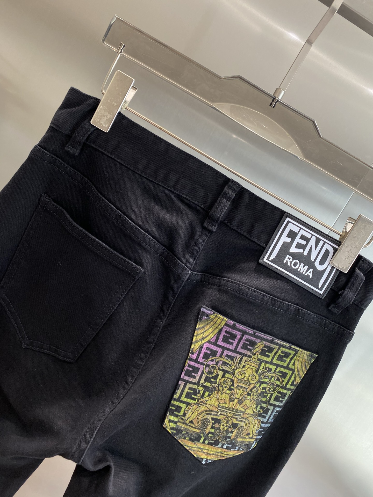 《𝙉𝙚𝙬🤍🖤 芬家》
Fendi牛仔裤，复古与潮流的完美融合
浅蓝色的那一条，带着复古的牛仔质感，自然的