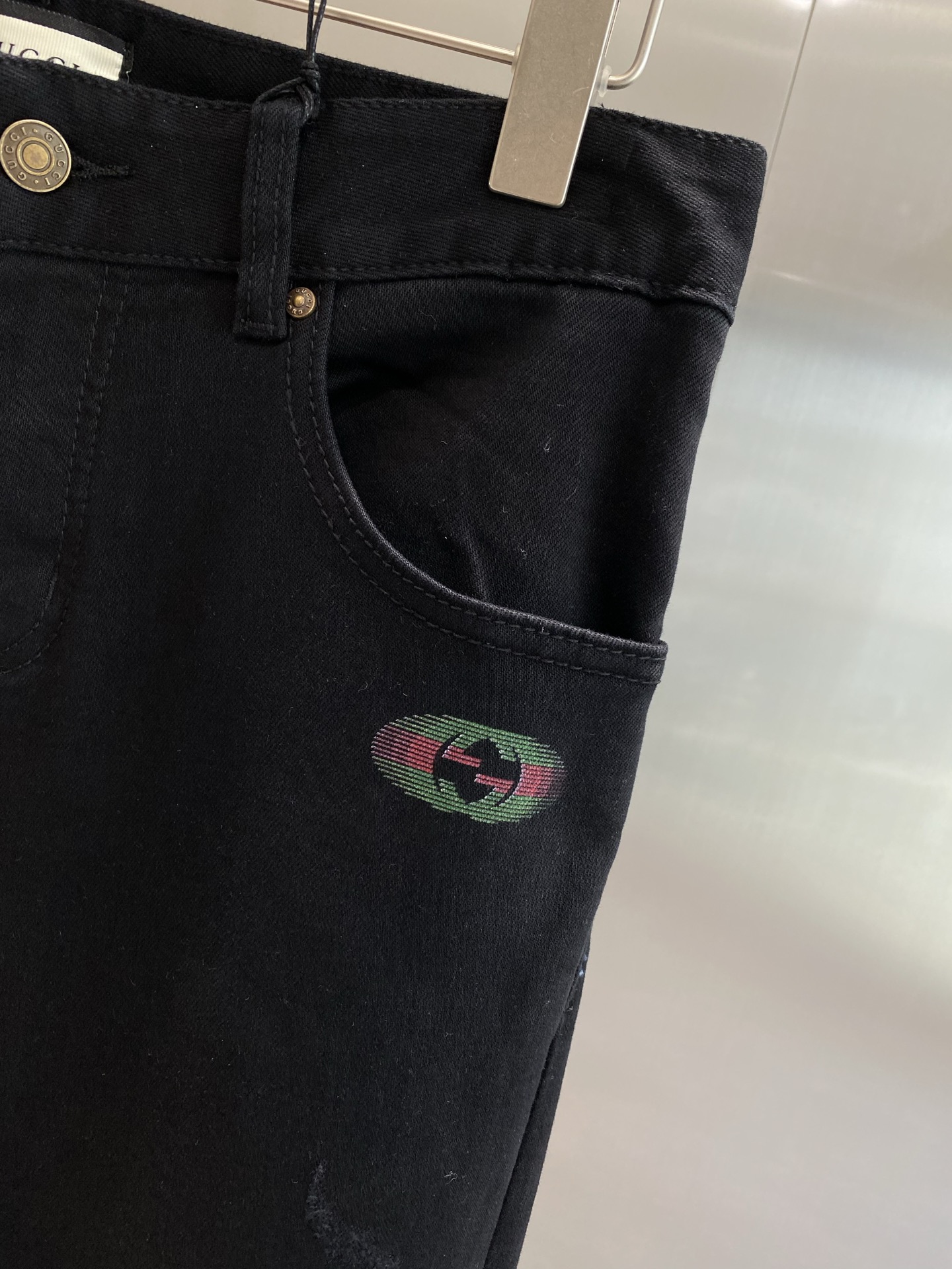 《𝙉𝙚𝙬🤍🖤 古家》
Gucci牛仔裤，经典与个性的碰撞
后口袋都太吸睛啦，红绿配色的“GUCCI”标识